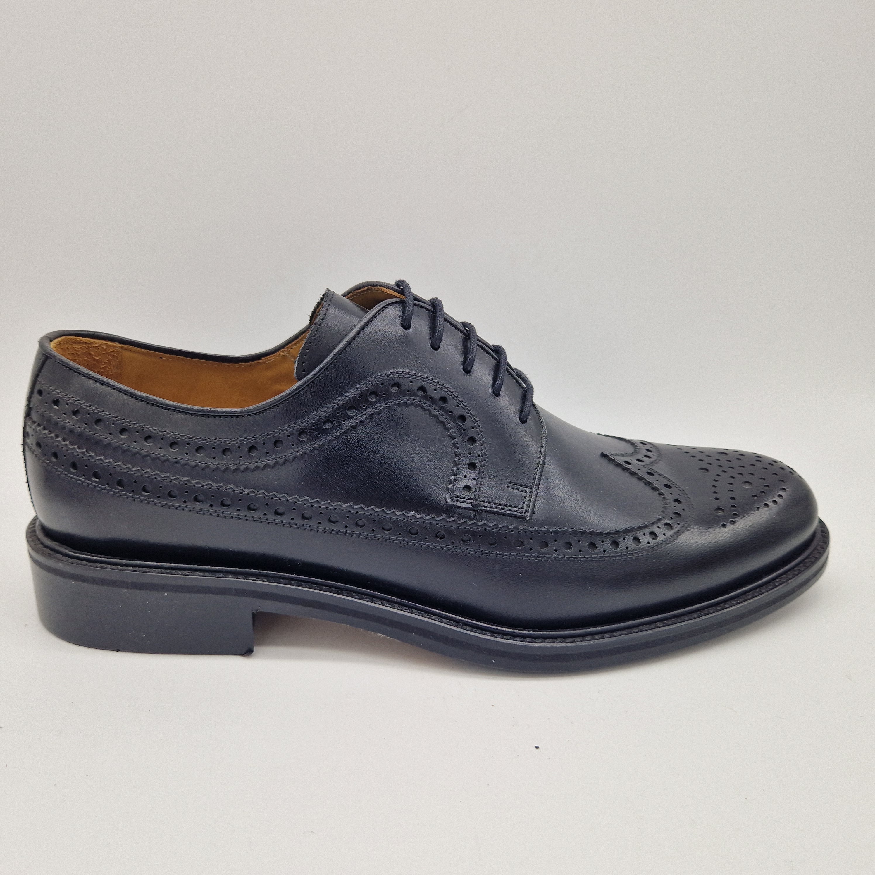 BLUCHER PICADO EN PIEL NEGRO MATE Y PISO MIXTO