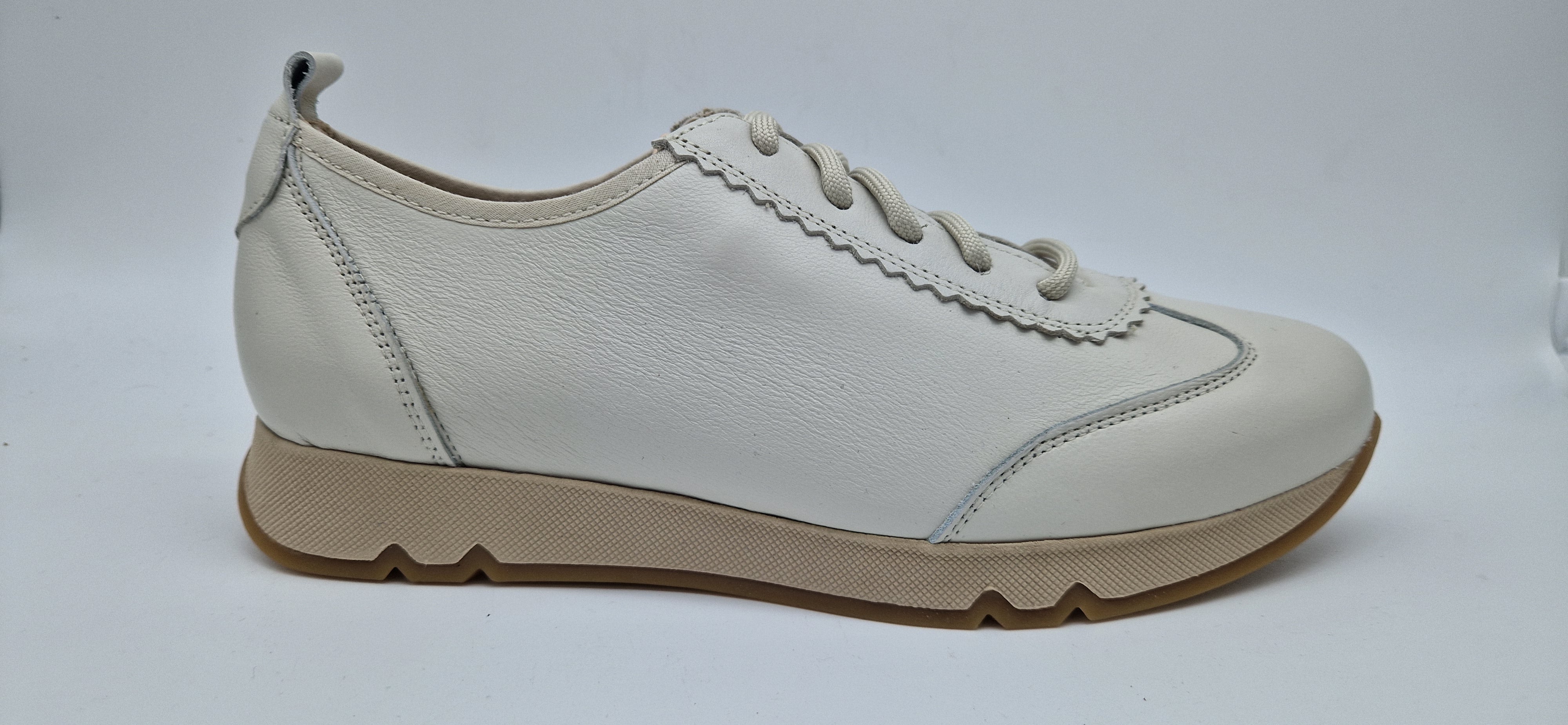 DEPORTIVO DE PIEL COLOR BEIGE