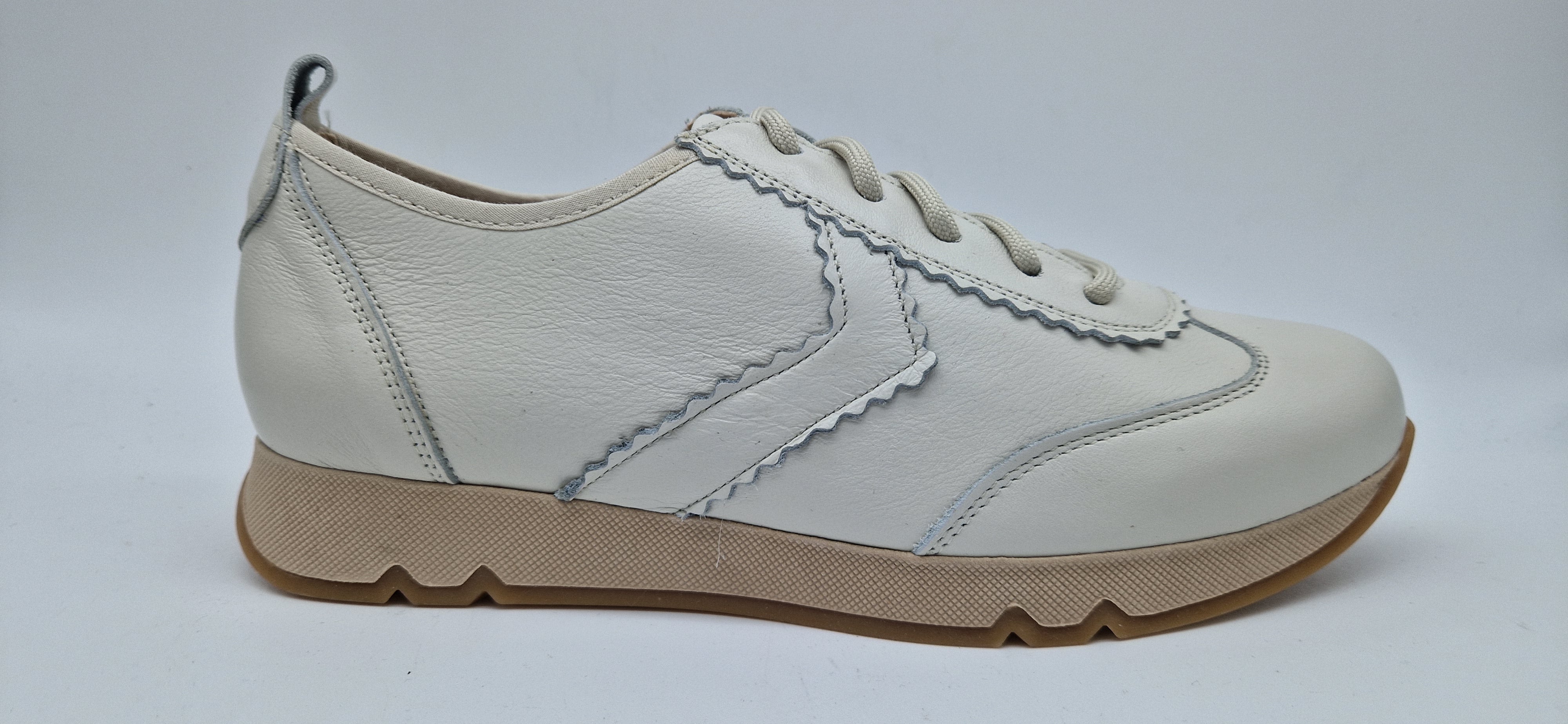 DEPORTIVO DE PIEL COLOR BEIGE