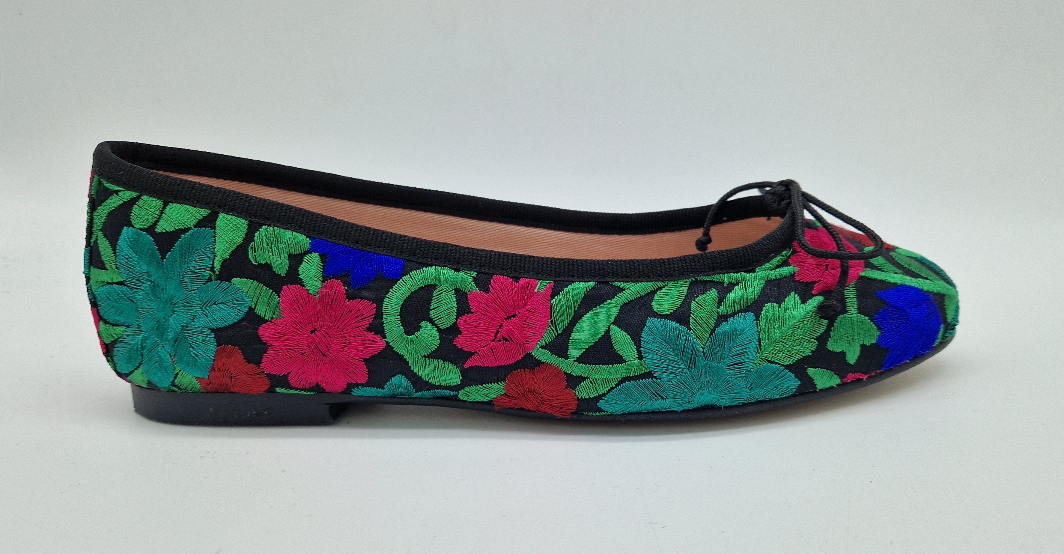 BAILARINA EN TEJIDO DE FLORES BORDADAS NEGRAS