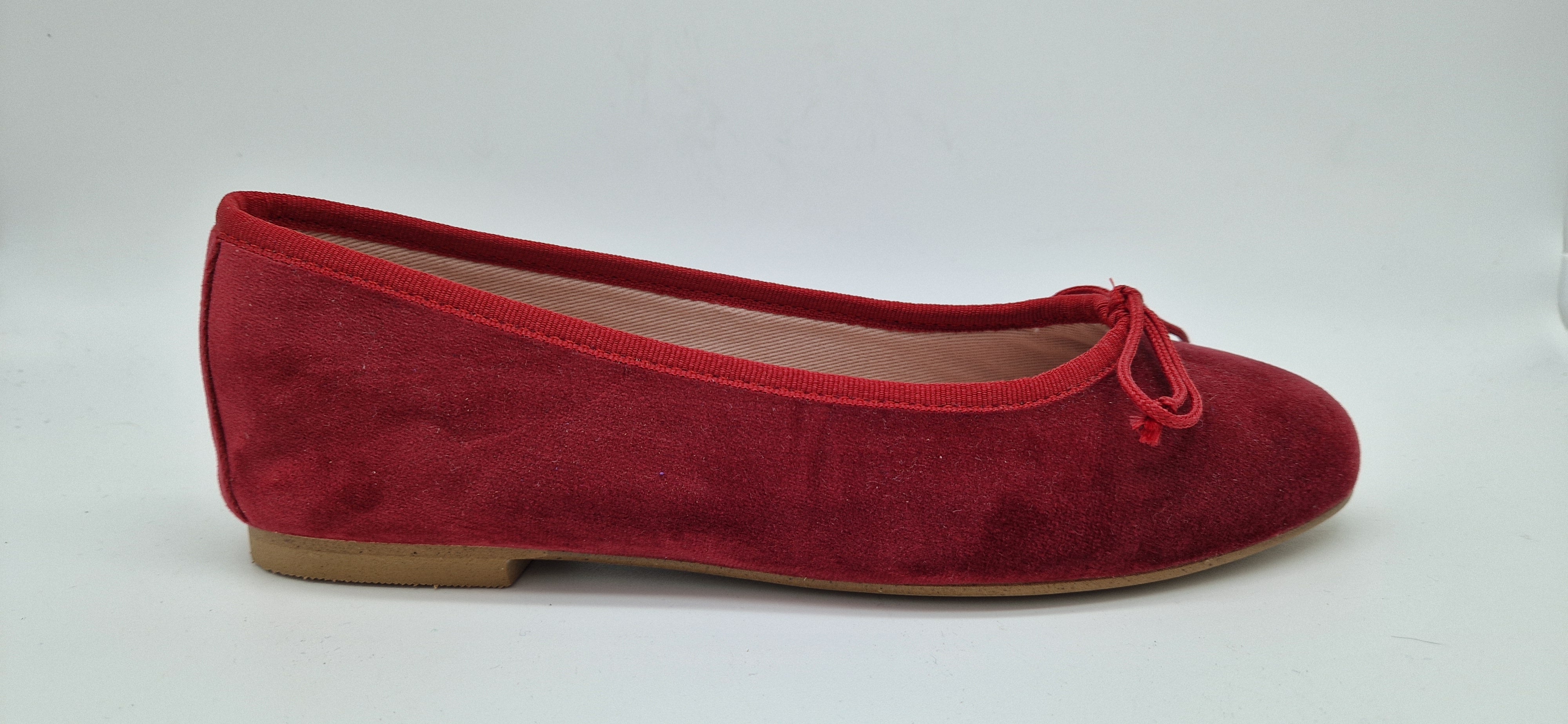 BAILARINA CLÁSICA EN TERCIOPELO ROJO