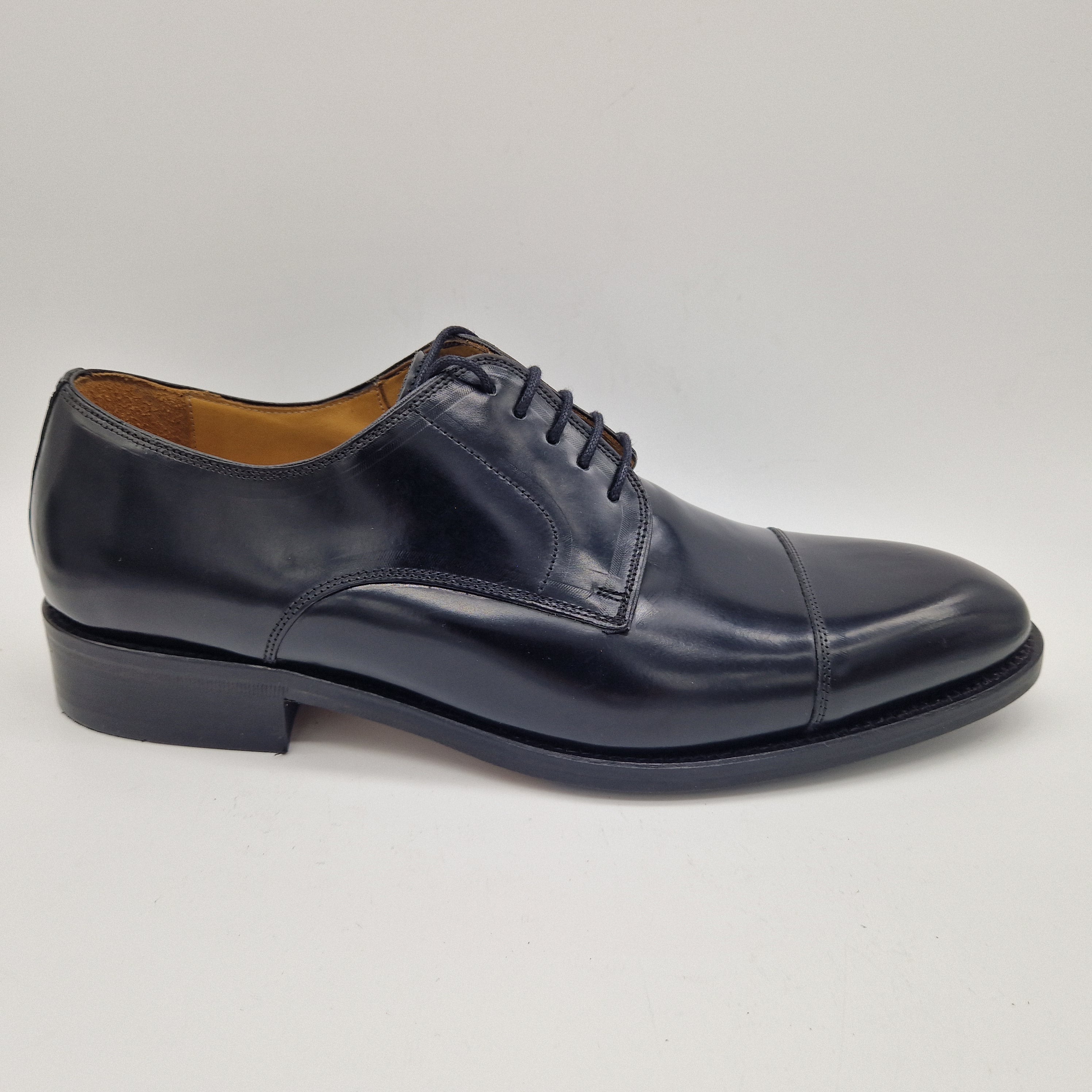 BLUCHER CON CORTE EN LA PUNTERA EN PIEL NEGRO BRILLO Y PISO MIXTO