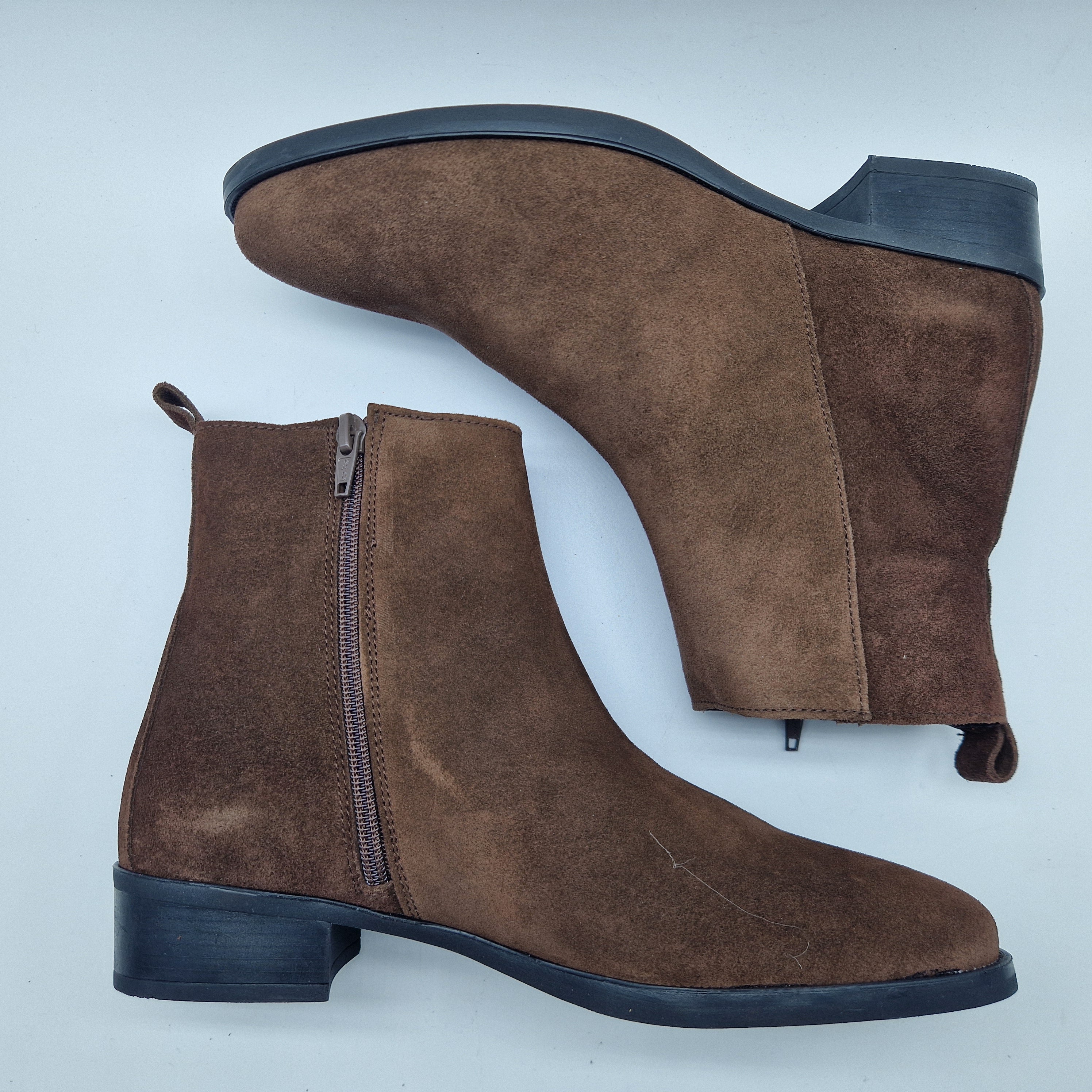 BOTÍN EN SERRAJE MARRÓN