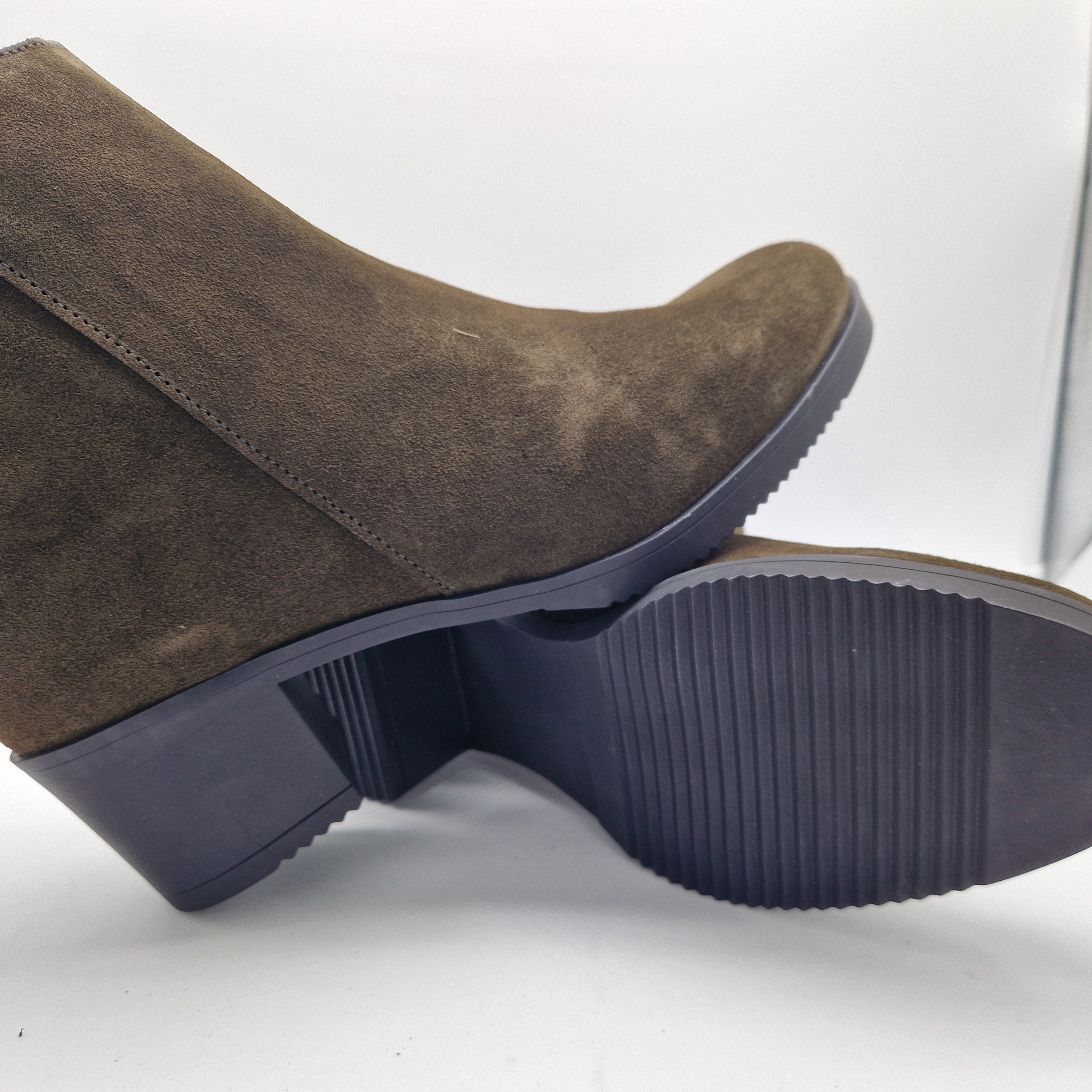 BOTÍN EN SERRAJE KAKI