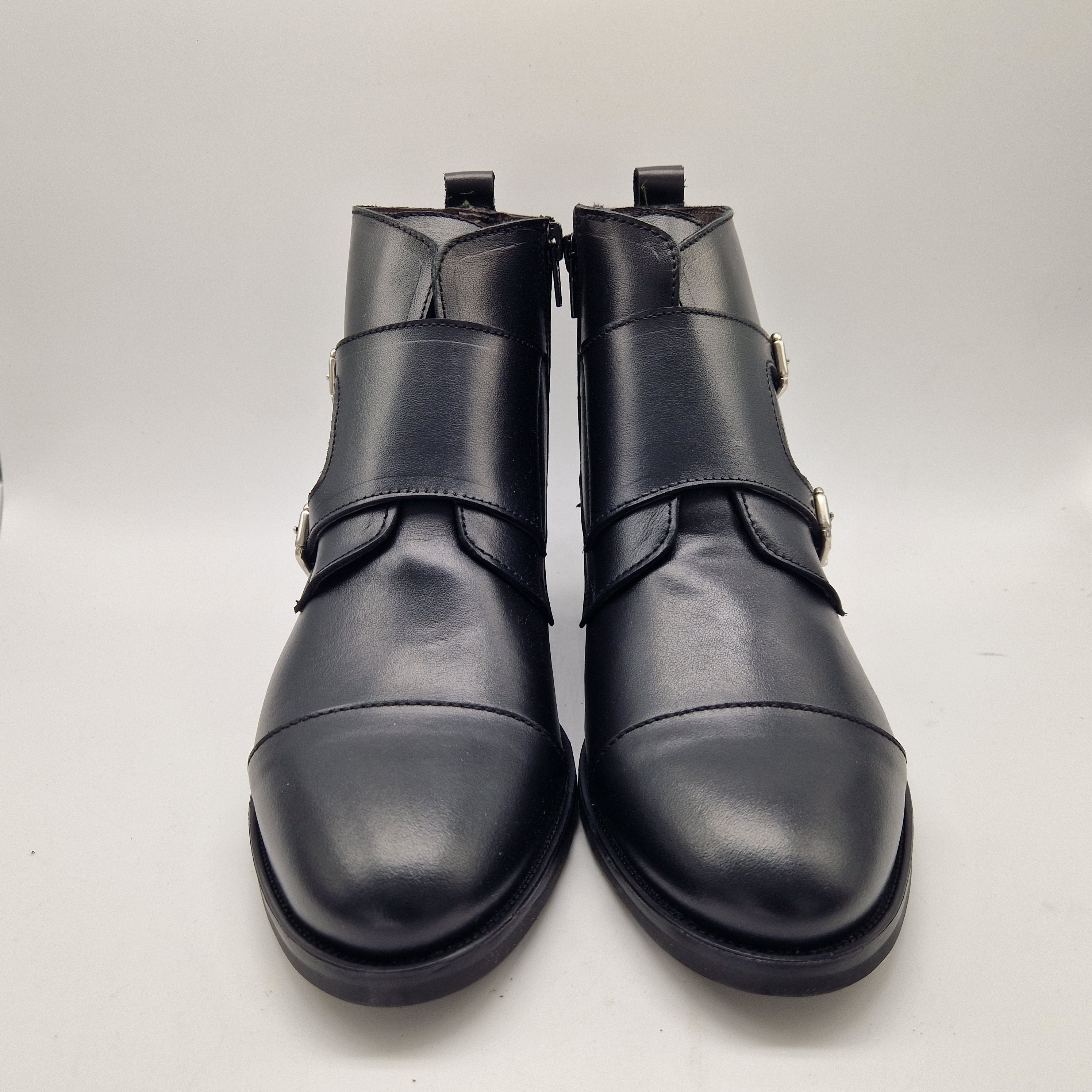 BOTÍN EN PIEL NEGRA