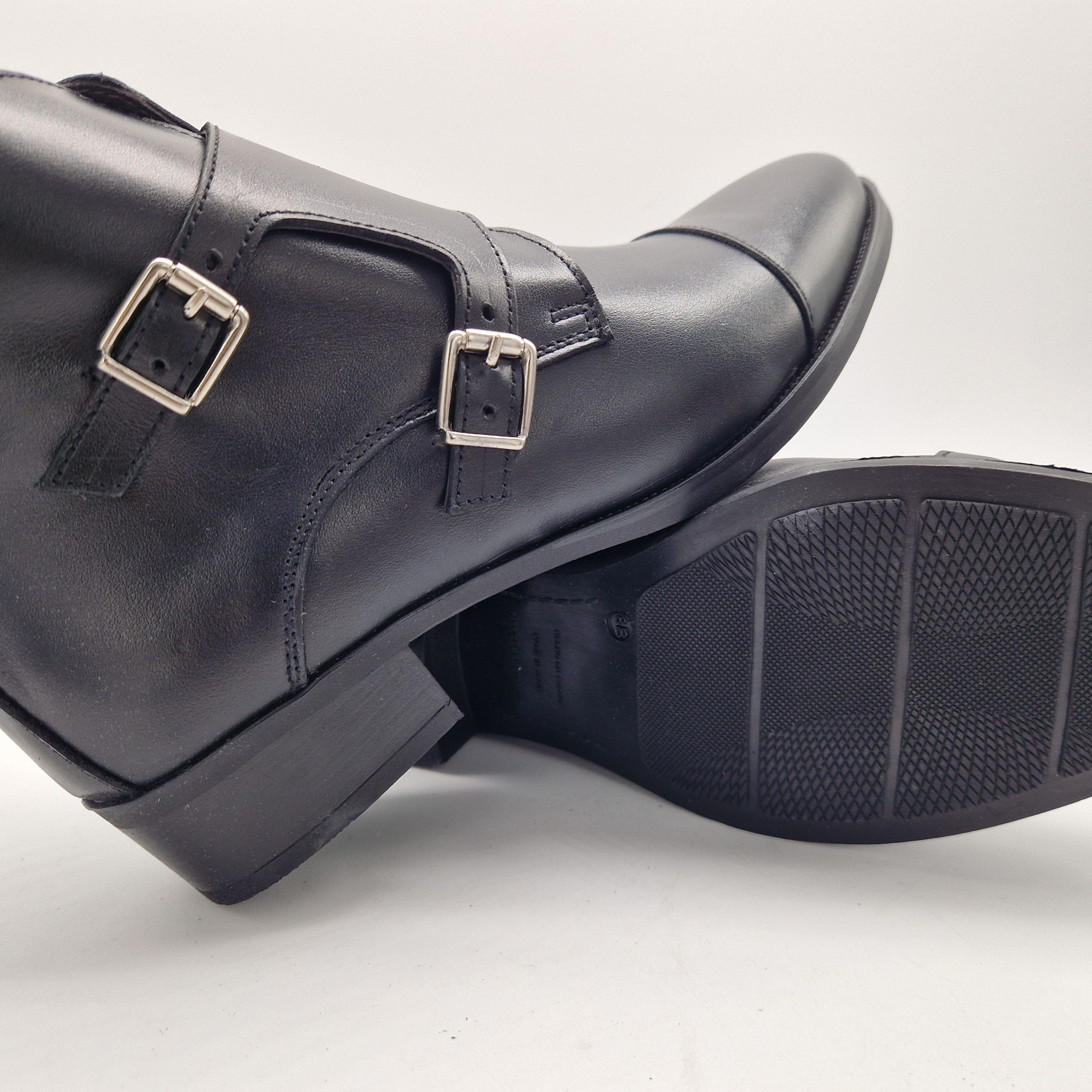 BOTÍN EN PIEL NEGRA