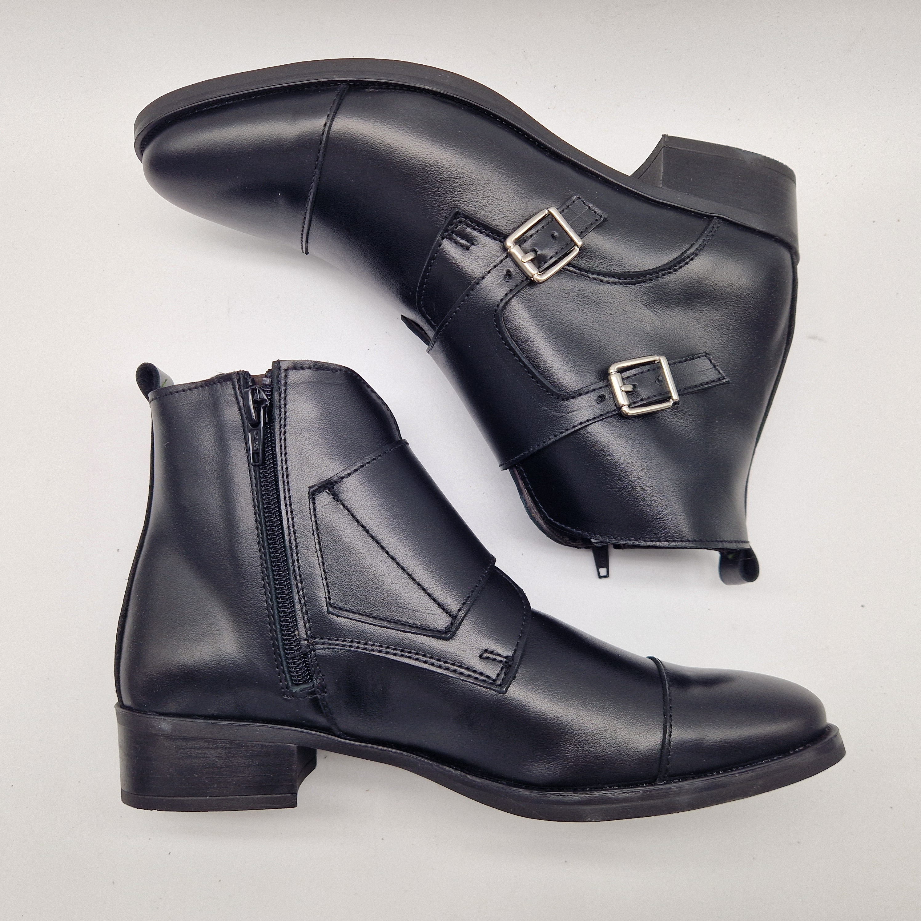 BOTÍN EN PIEL NEGRA