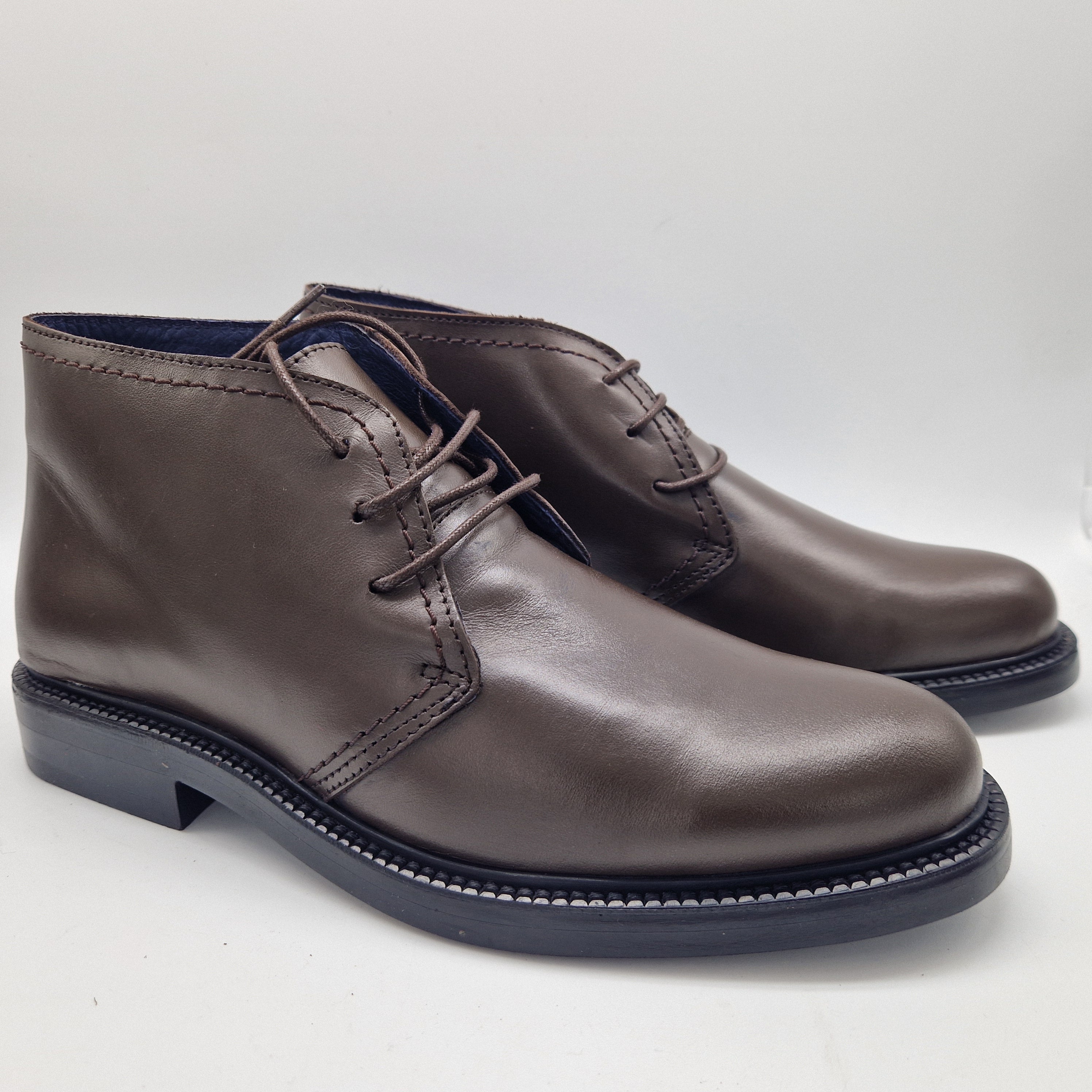 BOTÍN DE CORDONES EN PIEL MARRÓN