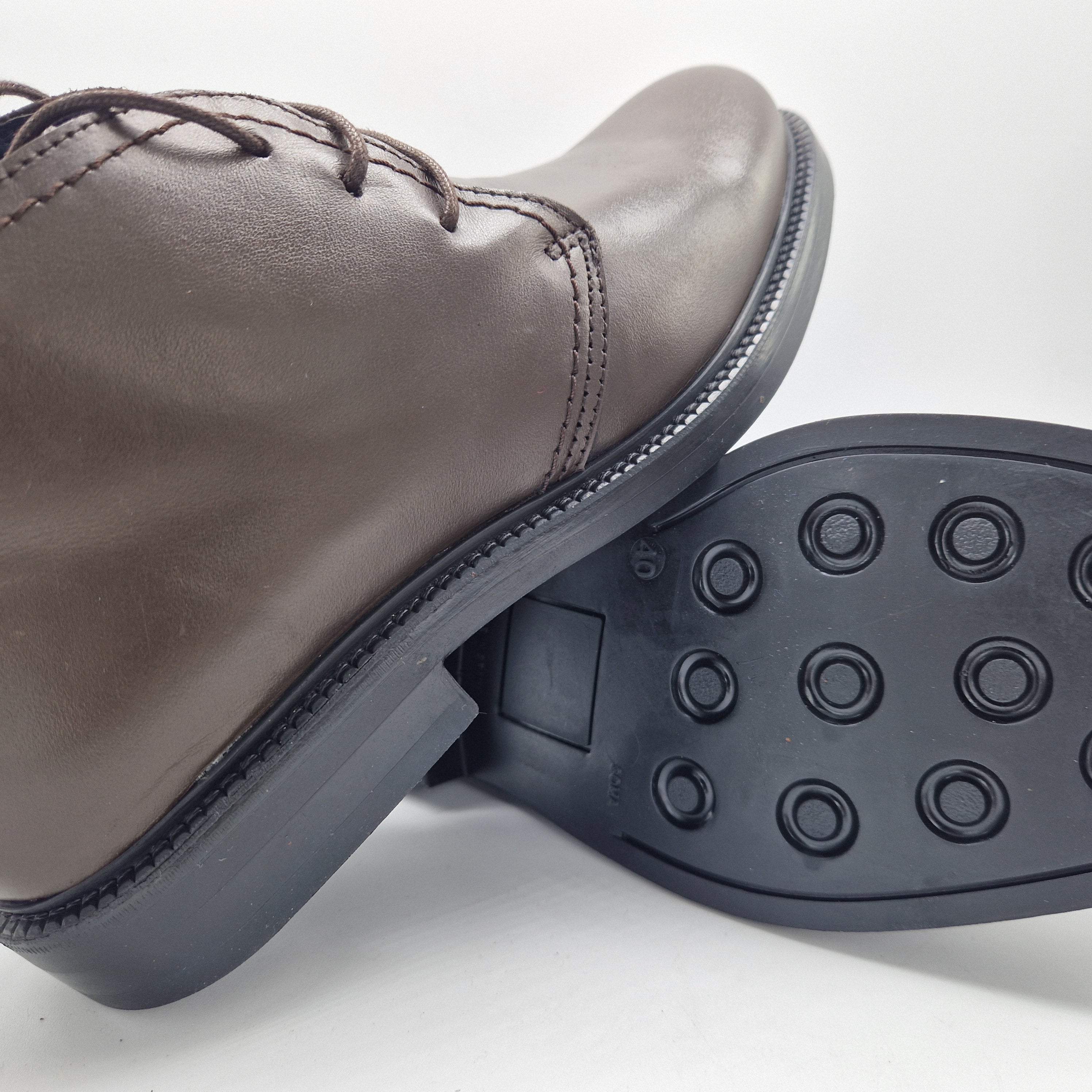 BOTÍN DE CORDONES EN PIEL MARRÓN