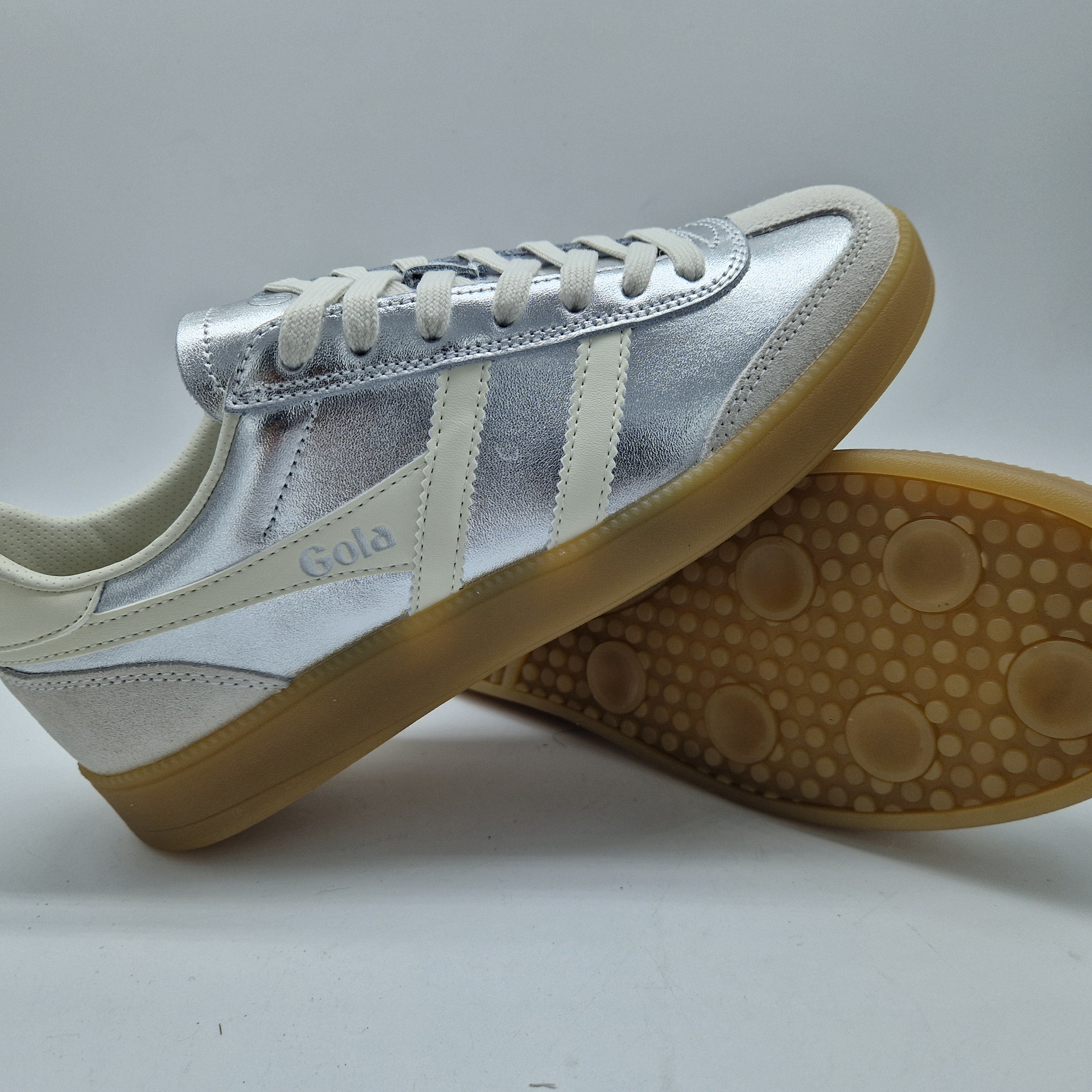 DEPORTIVO EN PIEL TONO PLATA