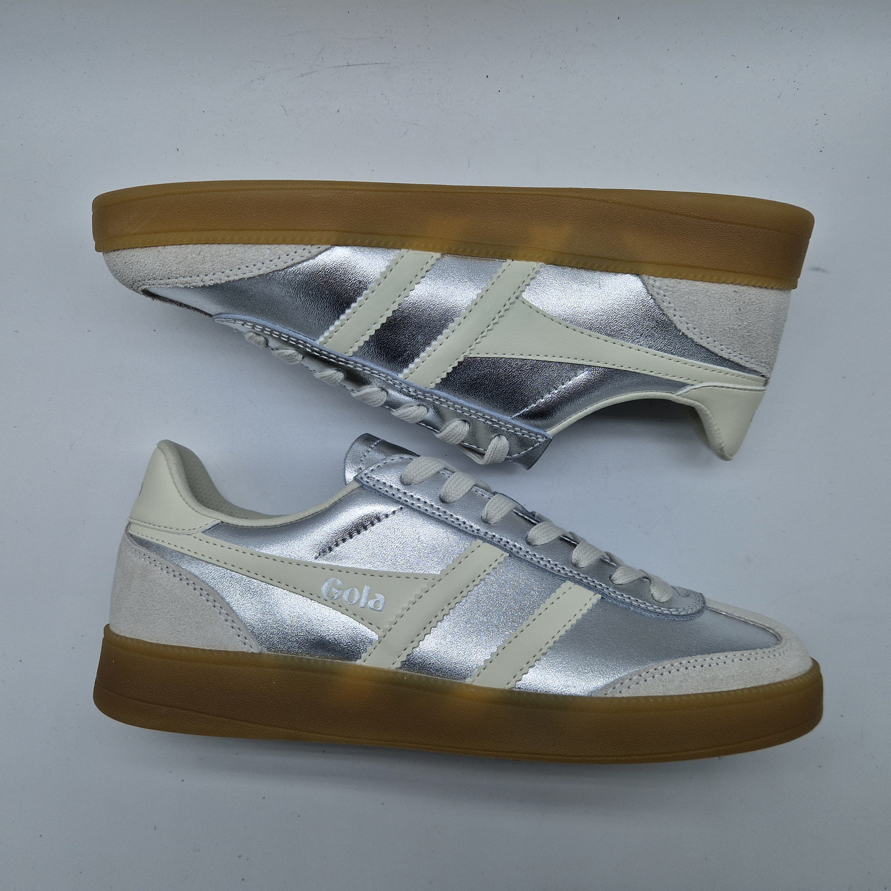 DEPORTIVO EN PIEL TONO PLATA