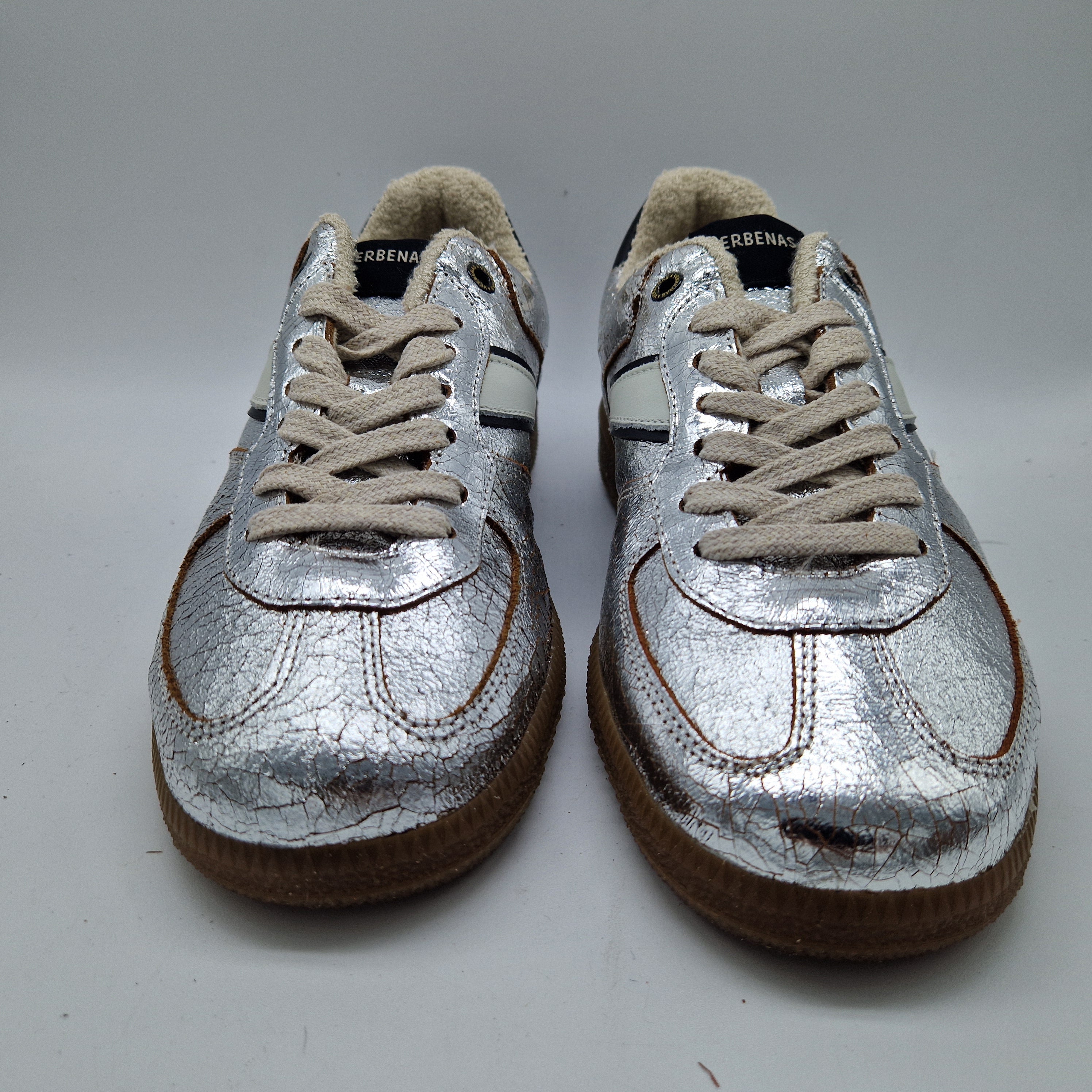 DEPORTIVO EN TONOS PLATA