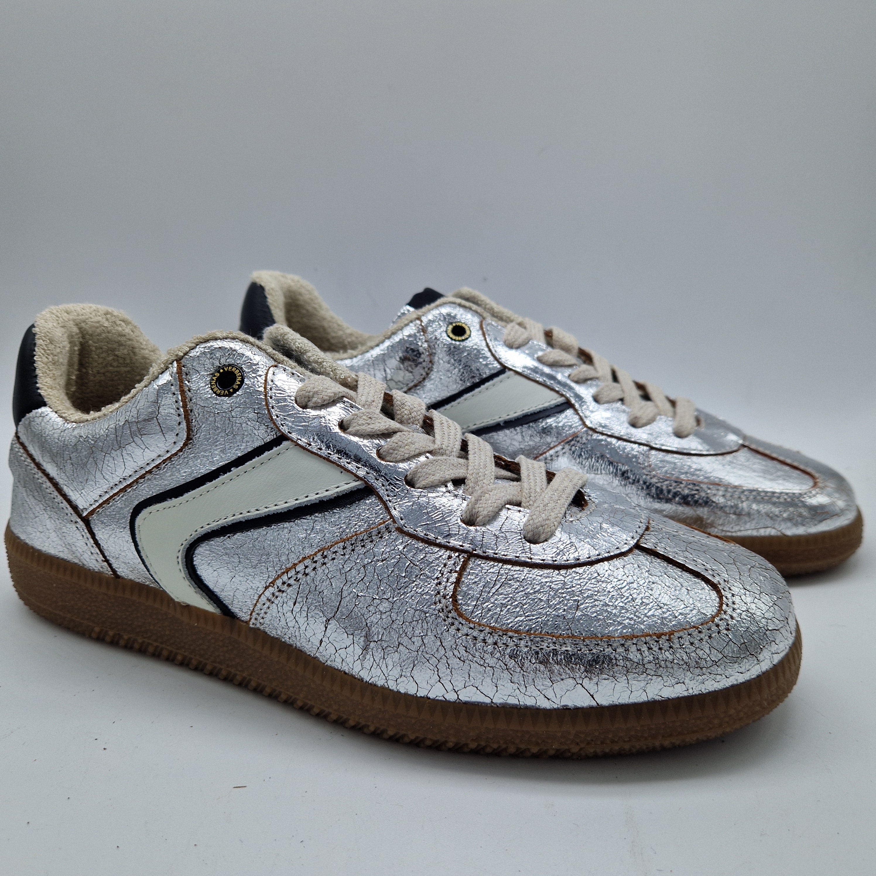 DEPORTIVO EN TONOS PLATA