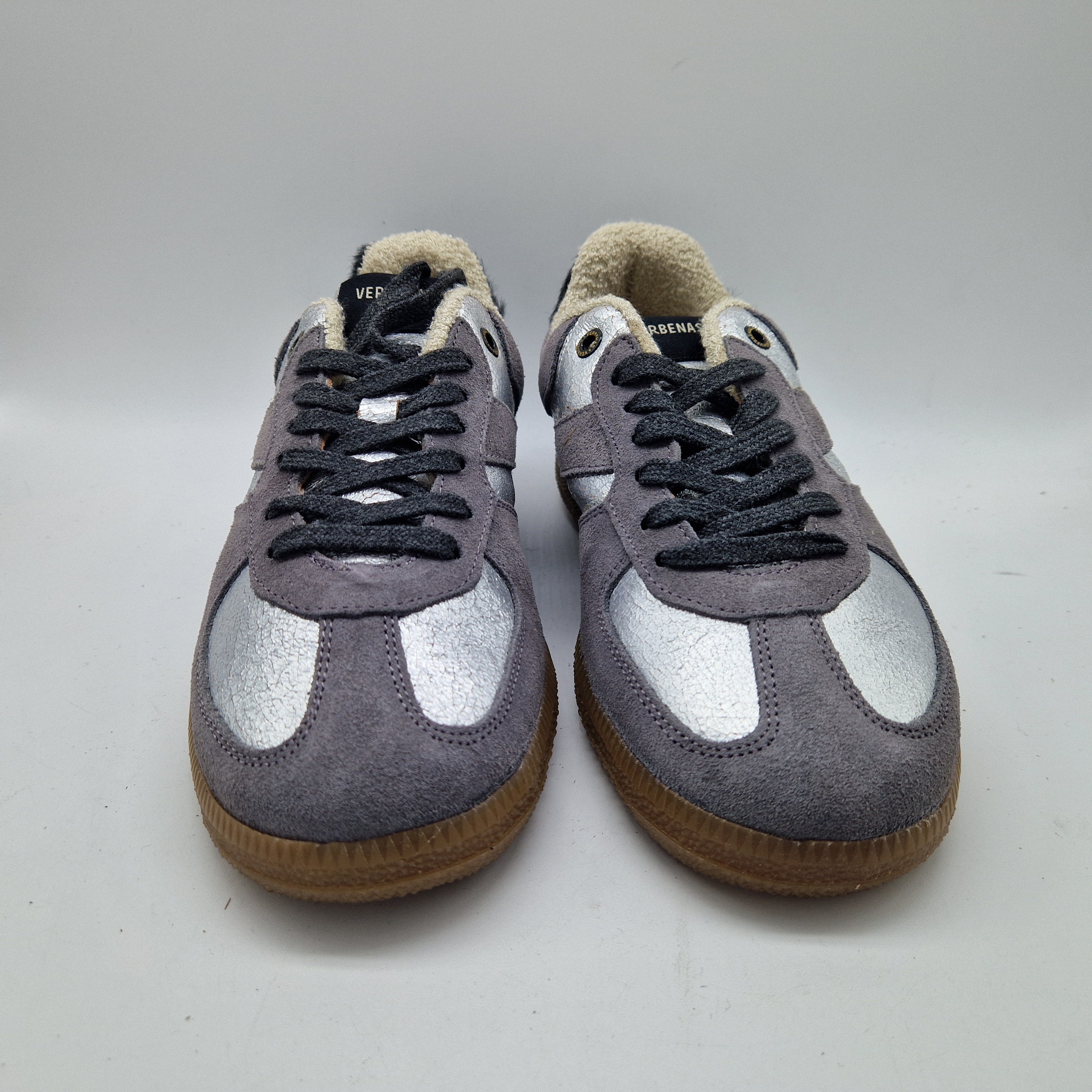 DEPORTIVO EN TONOS GRIS