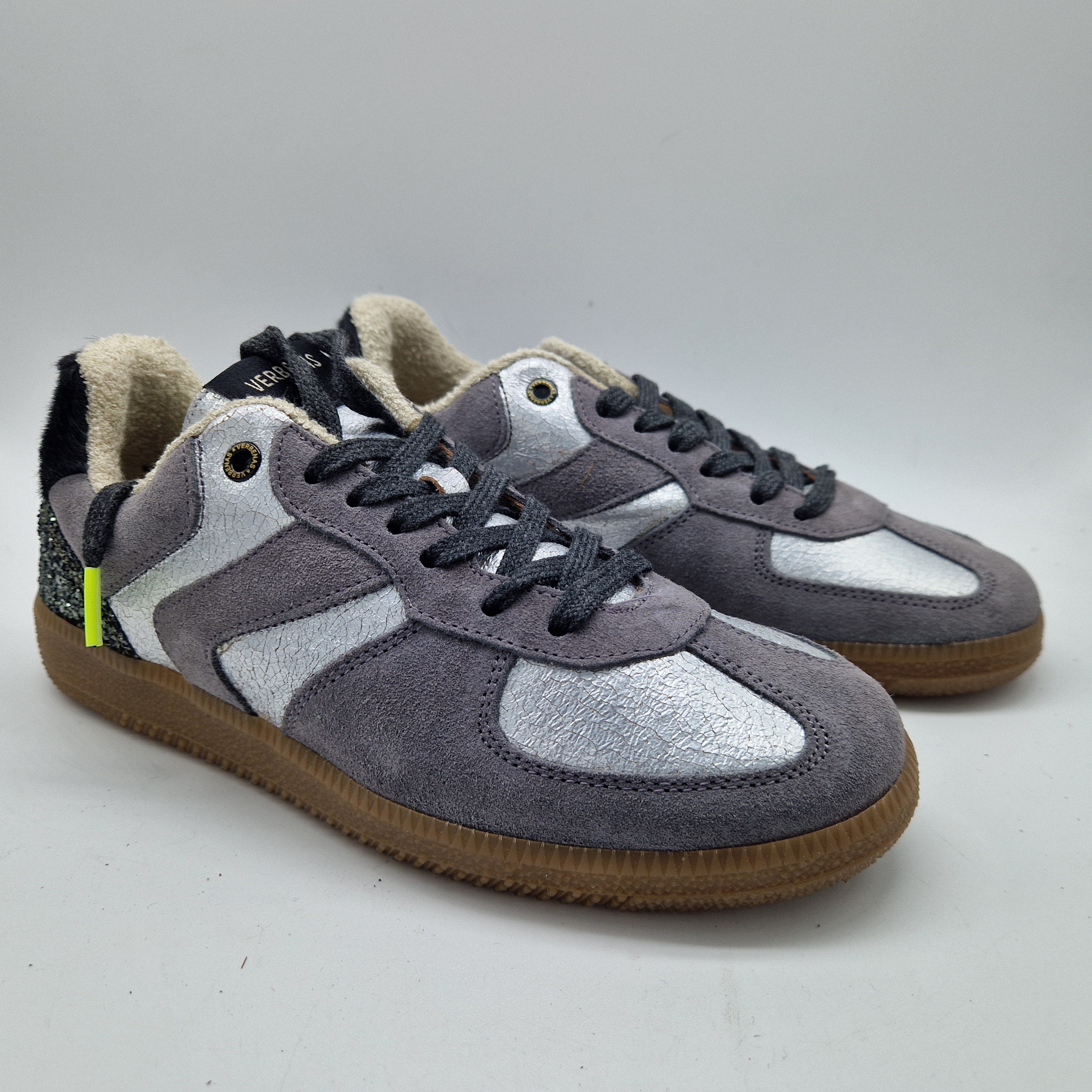 DEPORTIVO EN TONOS GRIS