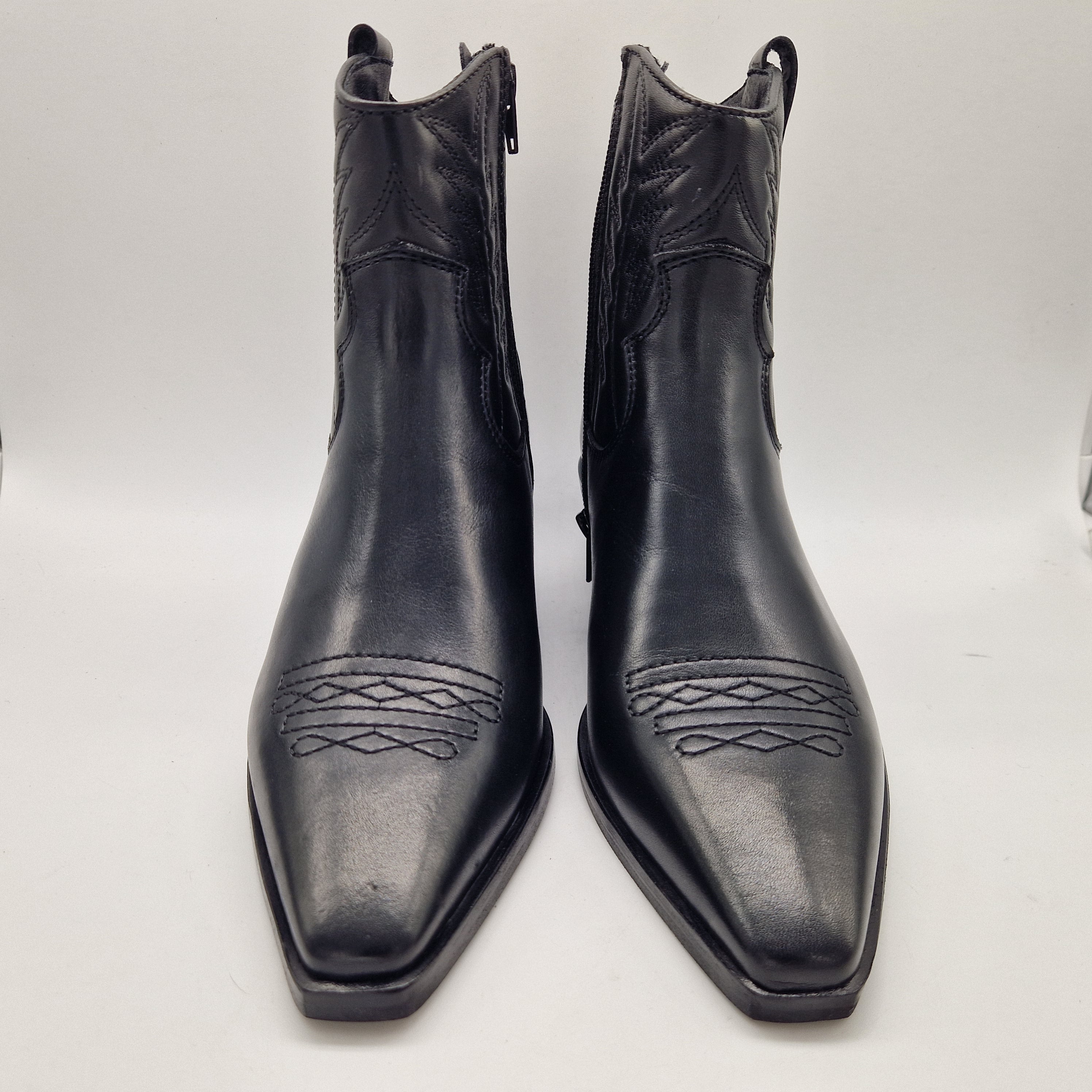 BOTÍN TIPO COW EN PIEL NEGRA