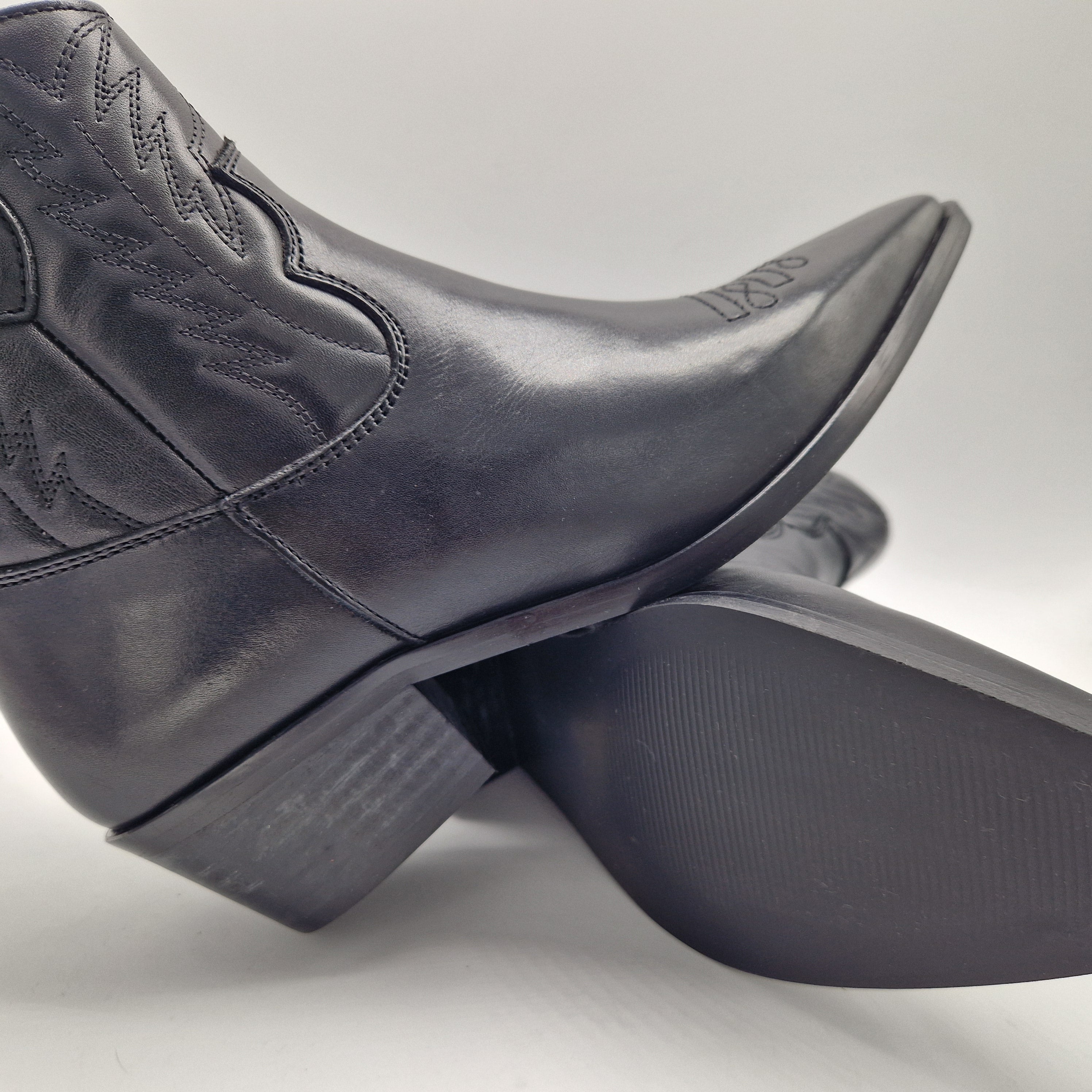 BOTÍN TIPO COW EN PIEL NEGRA