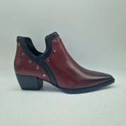 BOTÍN CON TACHAS EN PIEL BURDEOS - 70550