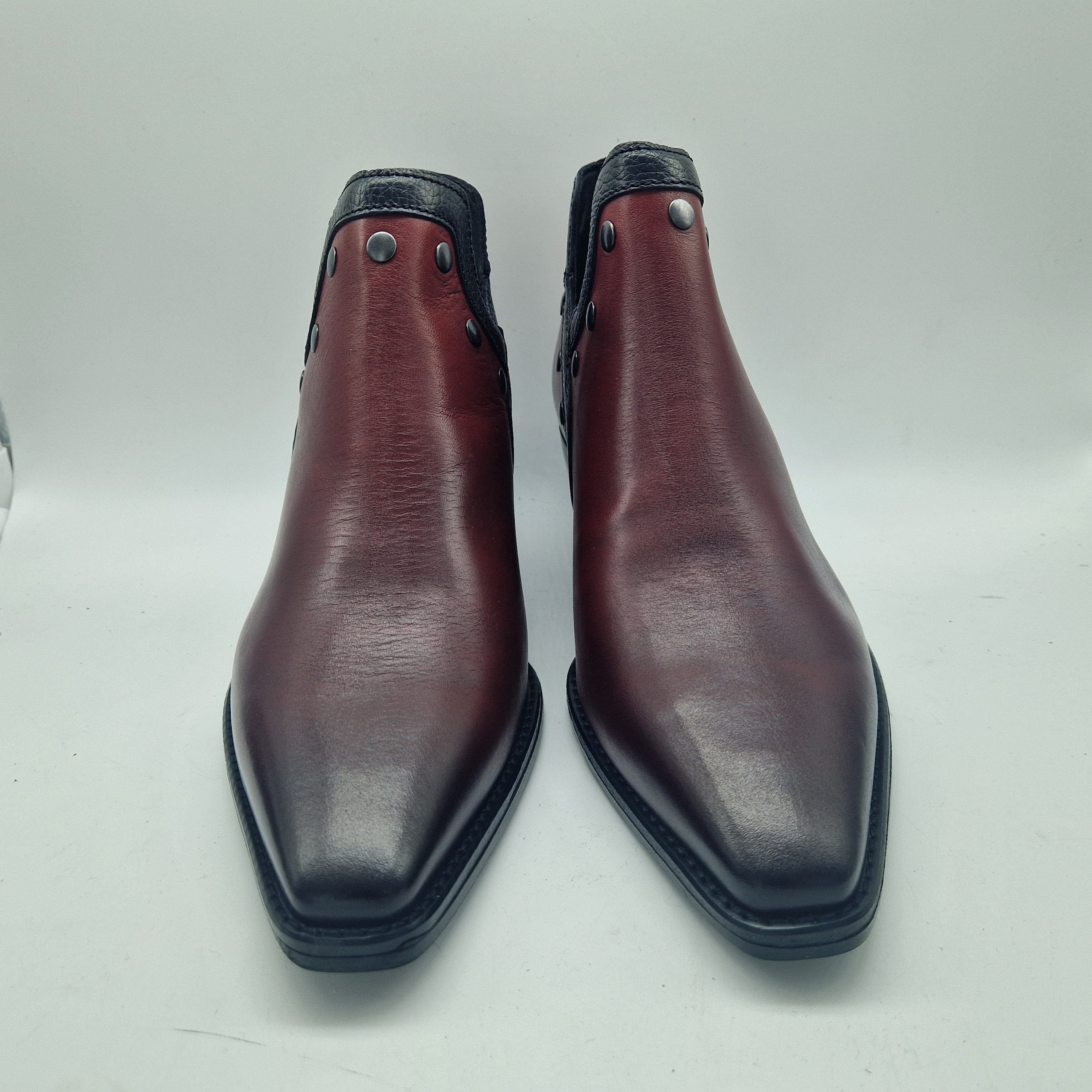 BOTÍN CON TACHAS EN PIEL BURDEOS - 70550