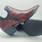 BOTÍN CON TACHAS EN PIEL BURDEOS - 70550