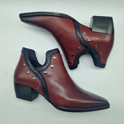 BOTÍN CON TACHAS EN PIEL BURDEOS - 70550