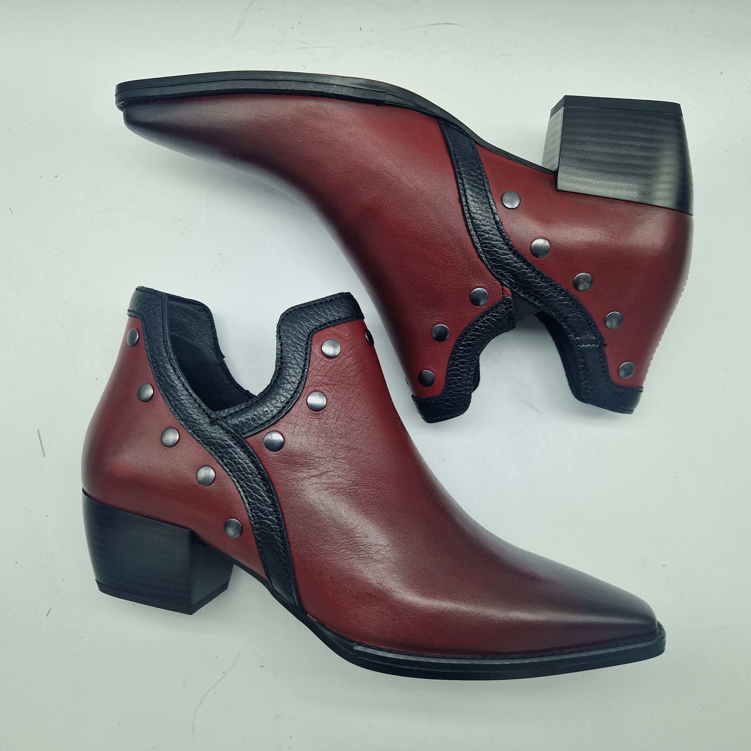 BOTÍN CON TACHAS EN PIEL BURDEOS - 70550