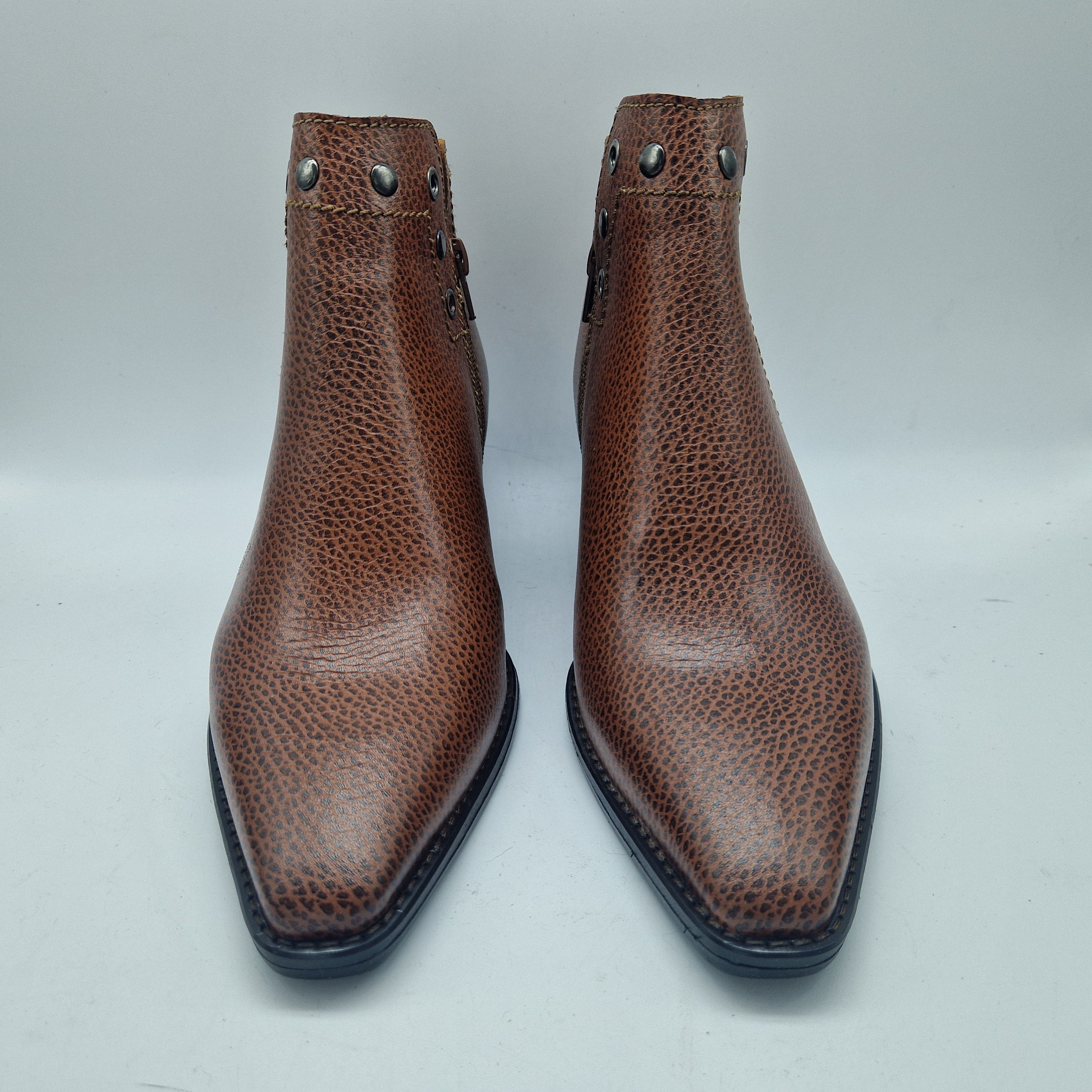 BOTÍN CON TACHAS EN PIEL GRABADA CUERO - 70555