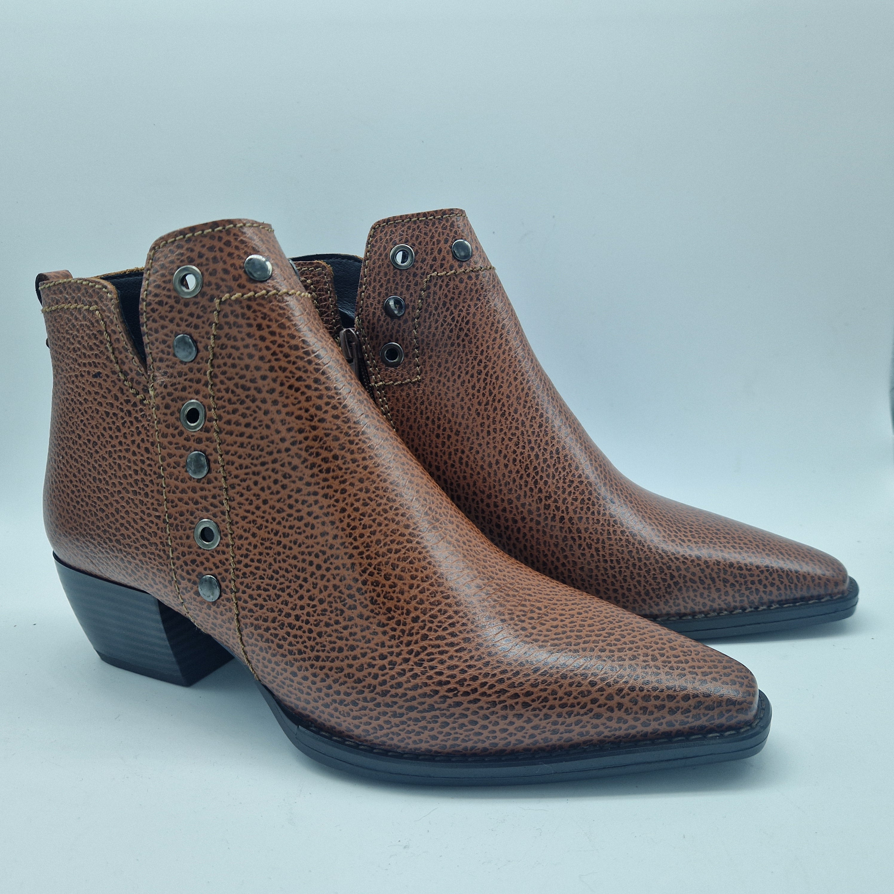 BOTÍN CON TACHAS EN PIEL GRABADA CUERO - 70555