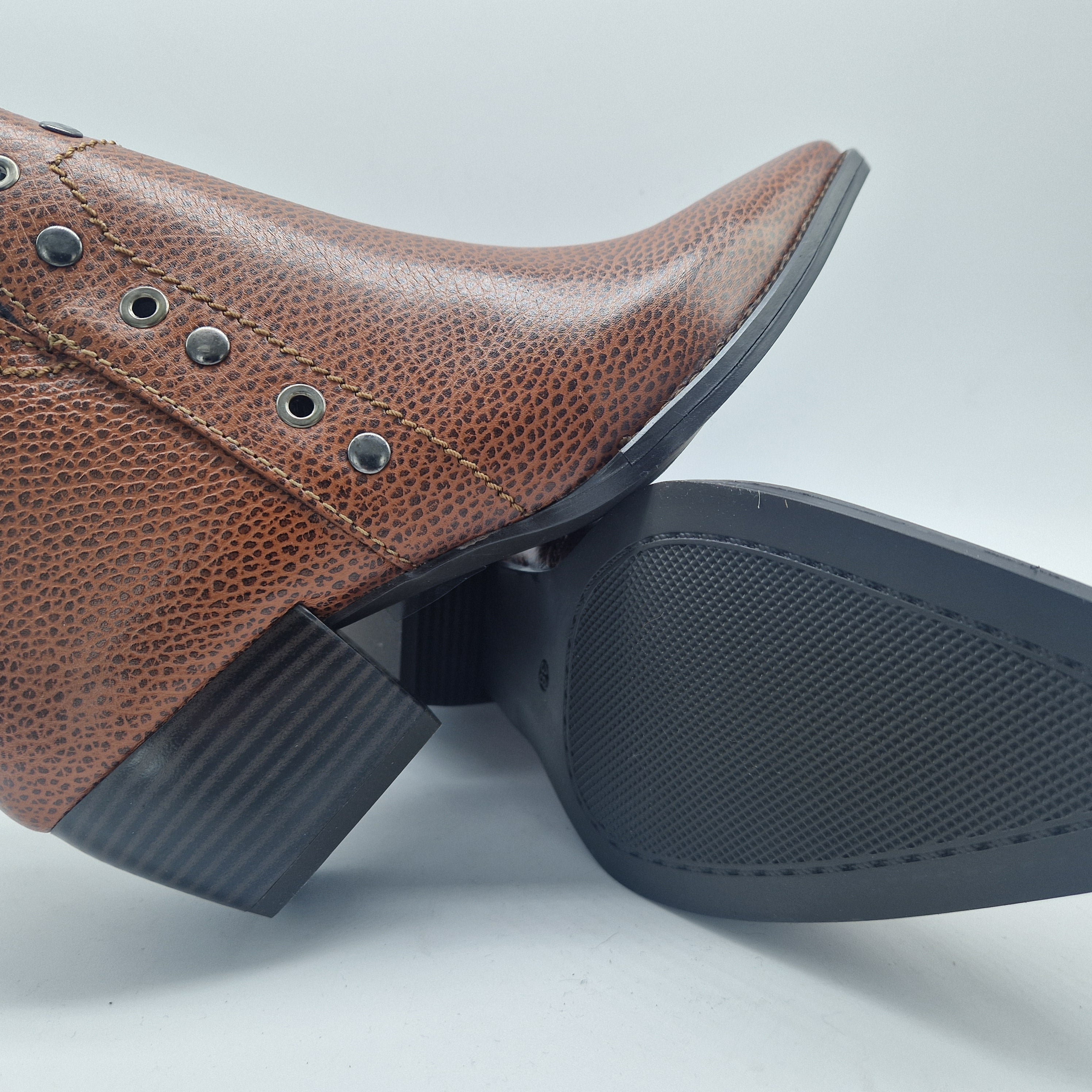 BOTÍN CON TACHAS EN PIEL GRABADA CUERO - 70555