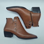 BOTÍN CON TACHAS EN PIEL GRABADA CUERO - 70555