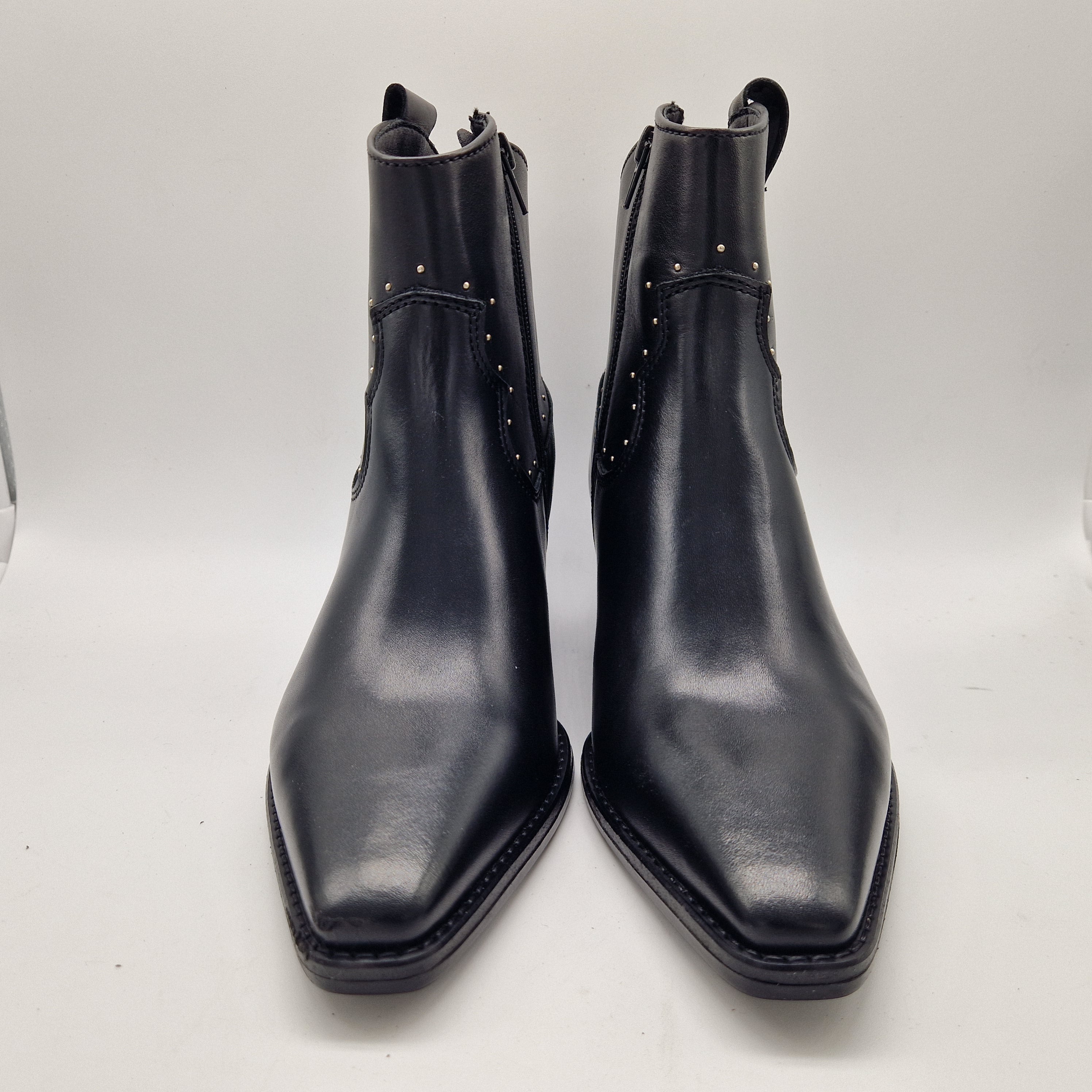 BOTÍN COW EN PIEL NEGRA