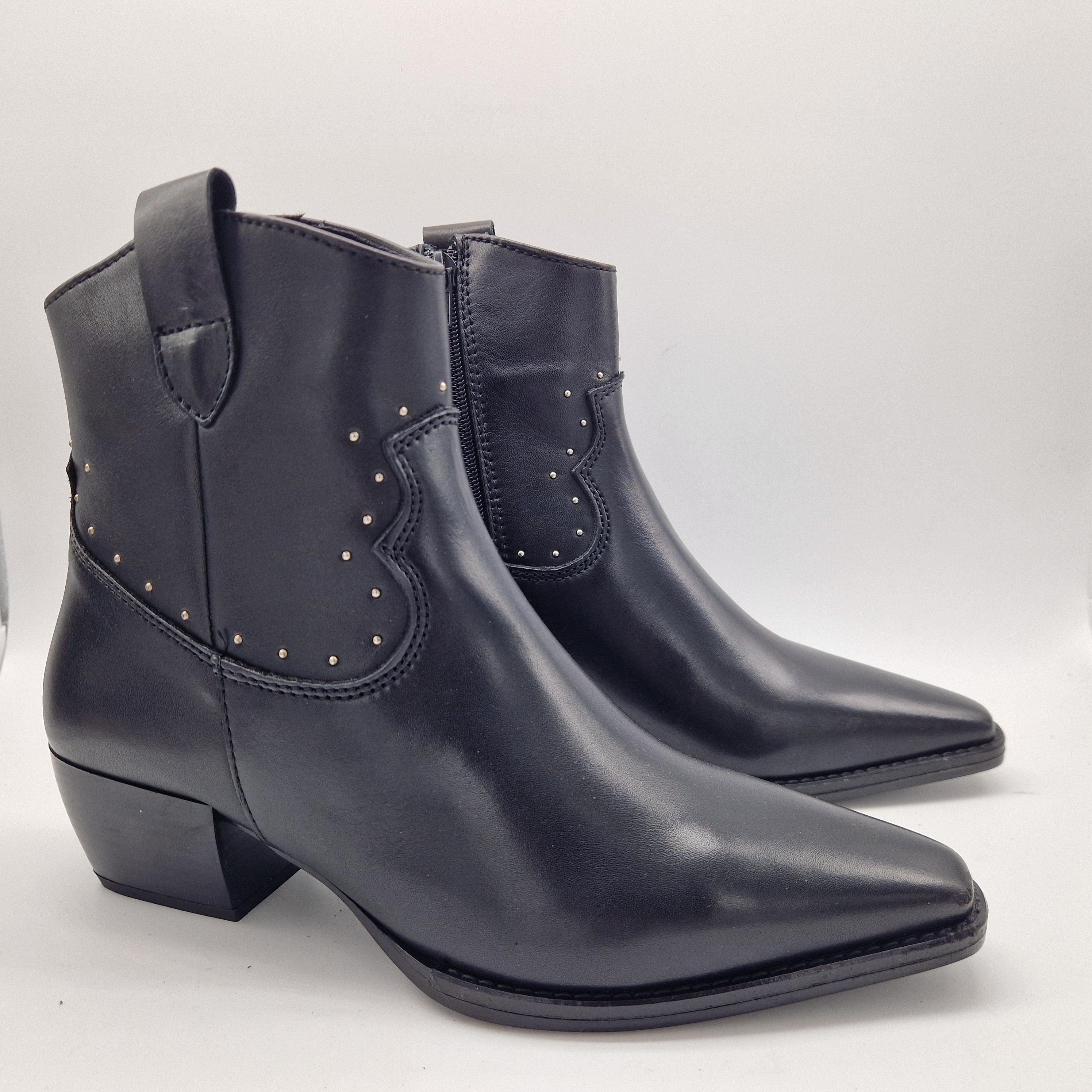 BOTÍN COW EN PIEL NEGRA