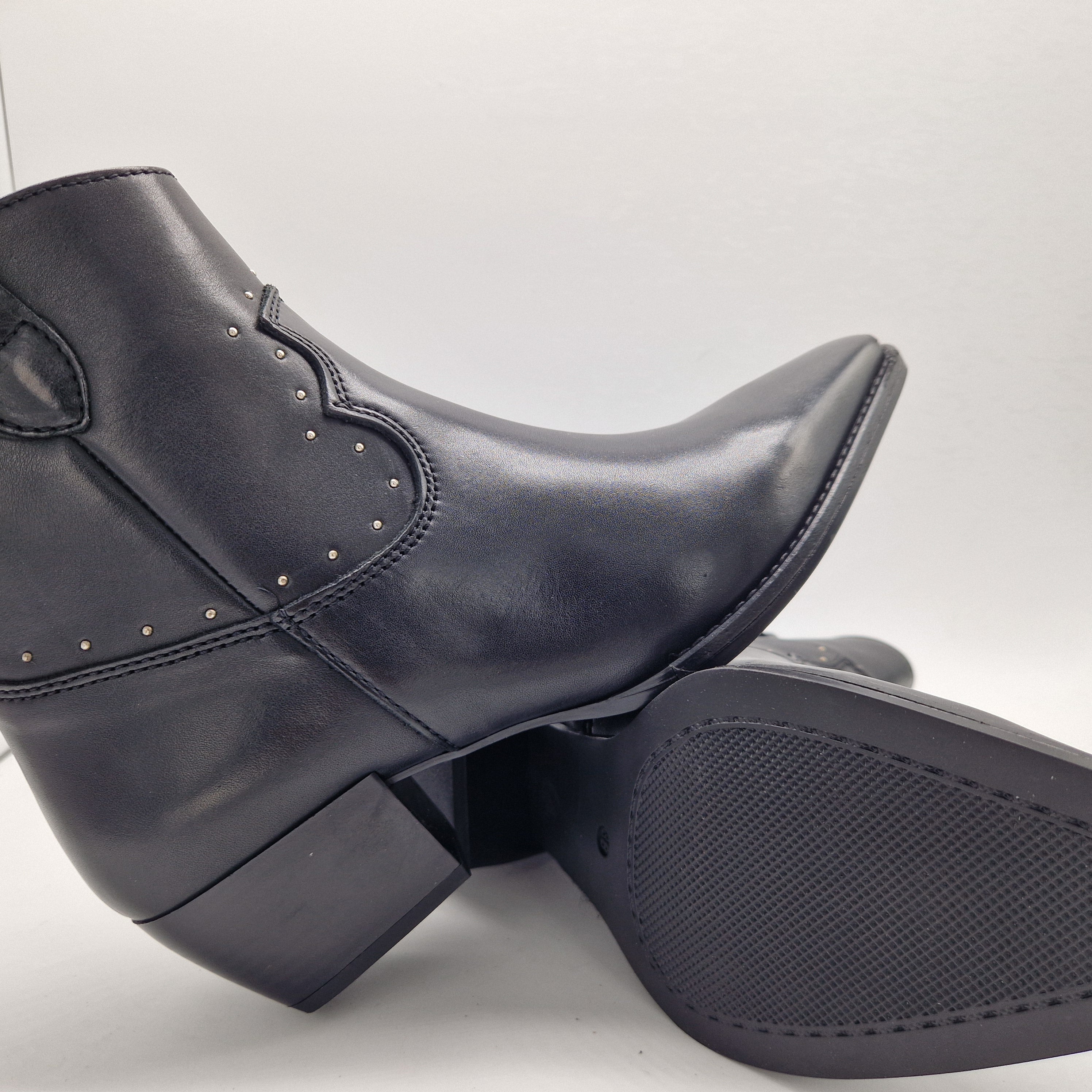 BOTÍN COW EN PIEL NEGRA