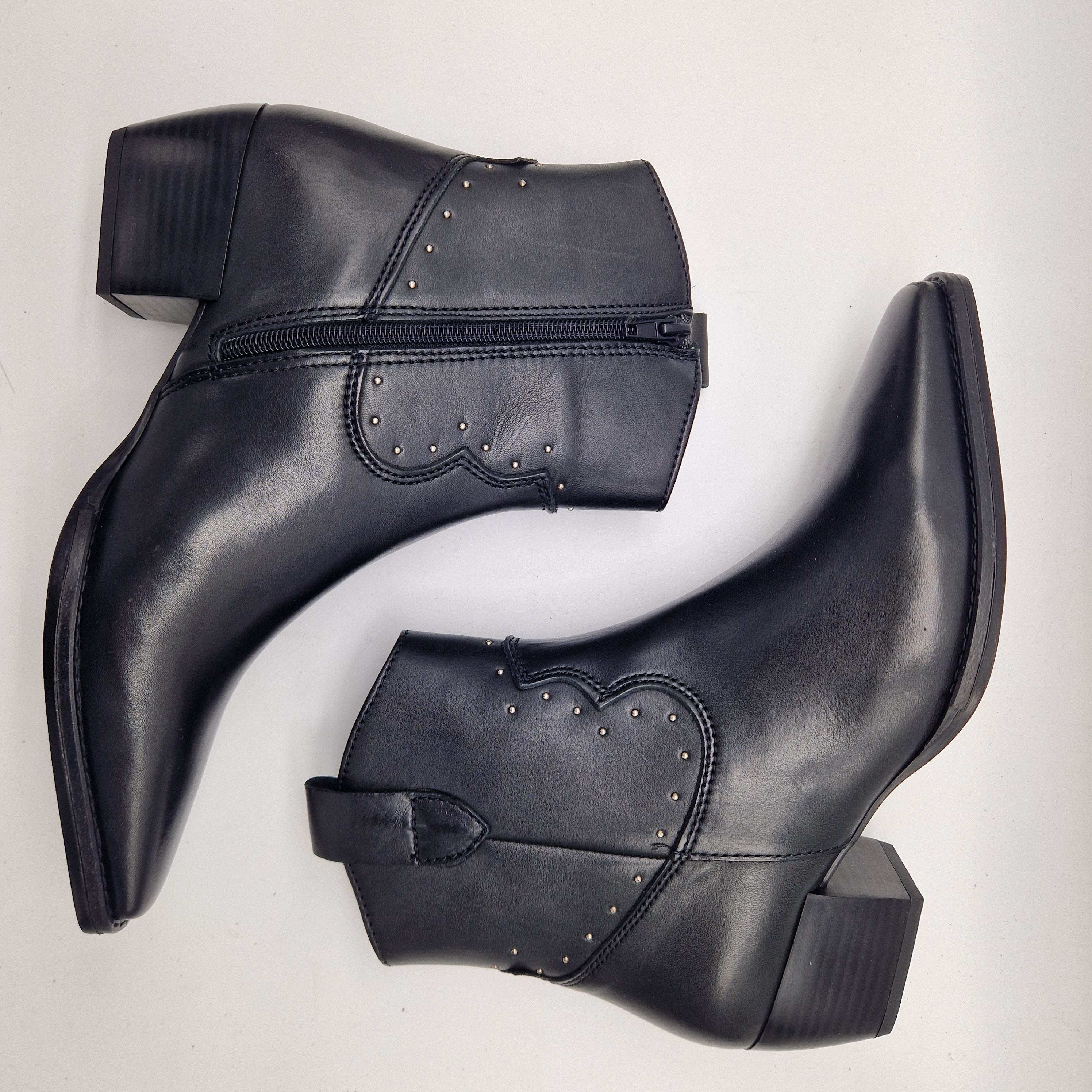 BOTÍN COW EN PIEL NEGRA