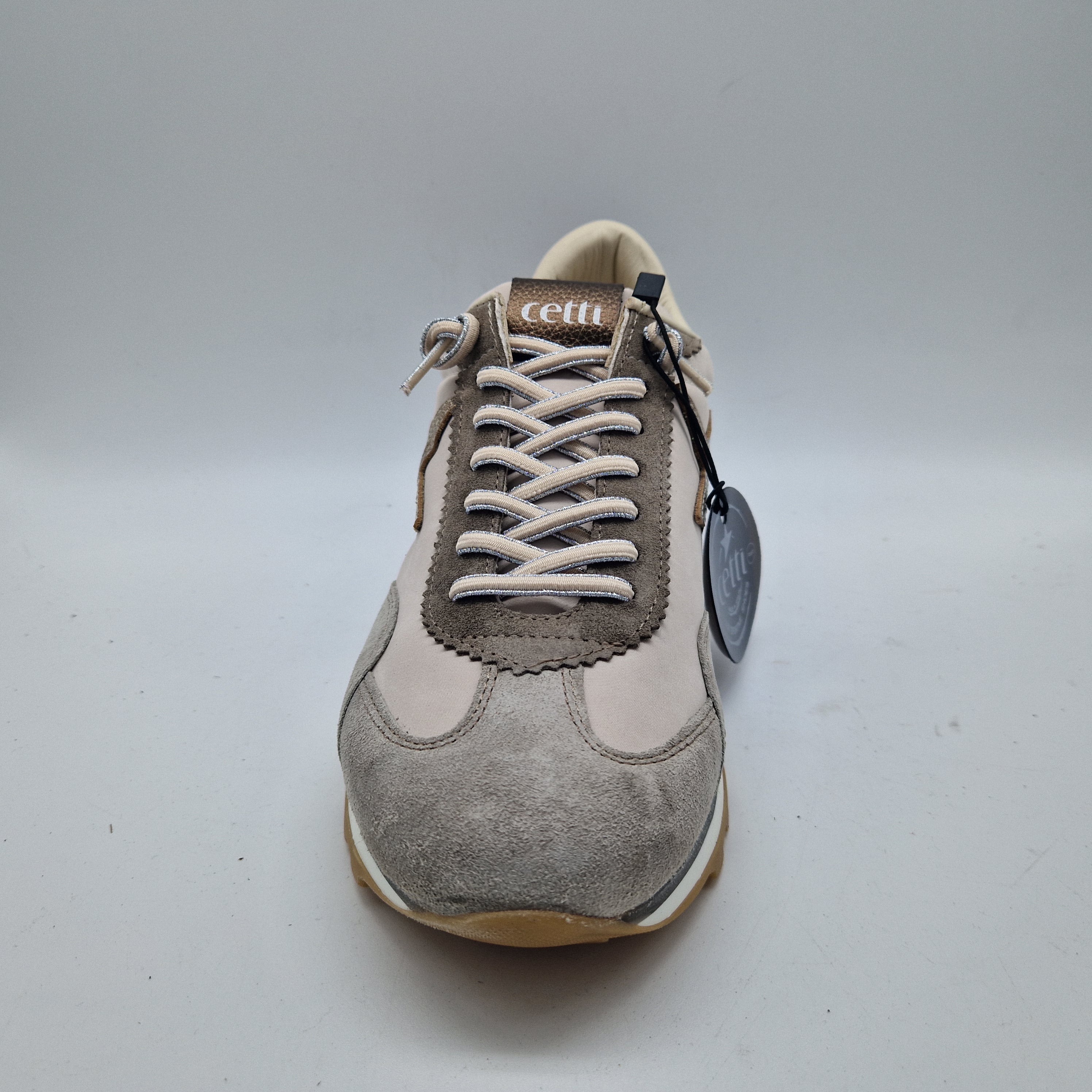 DEPORTIVO EN TONOS GRISES