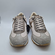 DEPORTIVO EN TONOS GRISES