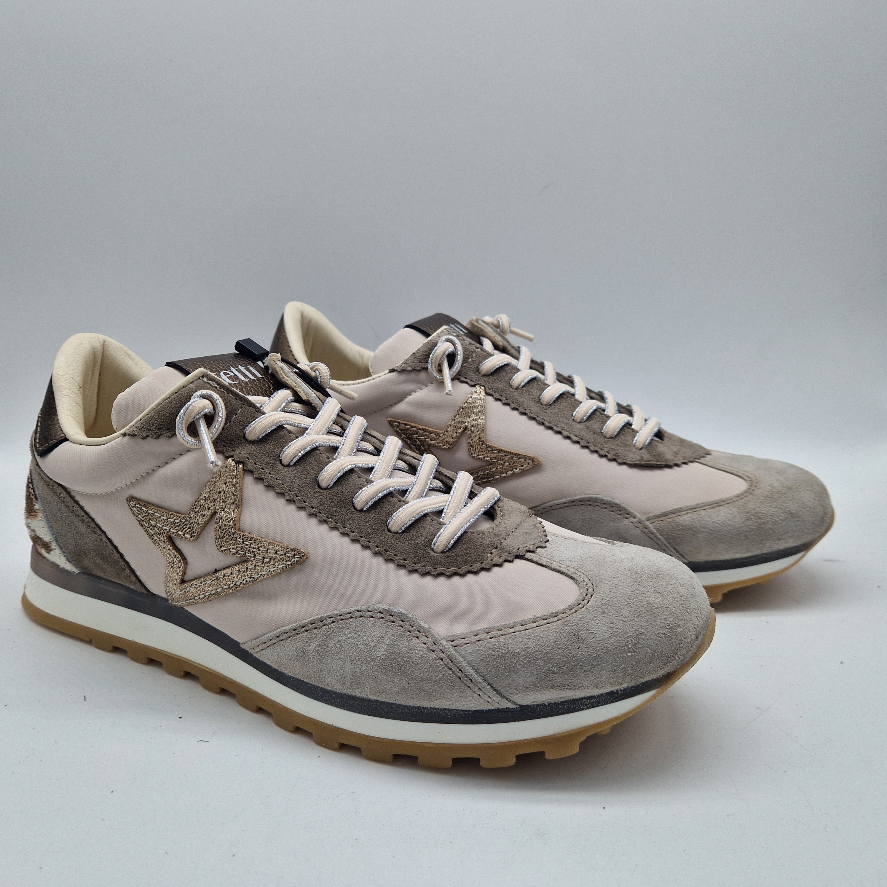 DEPORTIVO EN TONOS GRISES