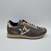 DEPORTIVO EN TONOS GRISES OSCUROS