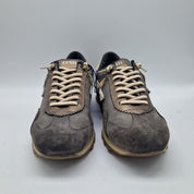 DEPORTIVO EN TONOS GRISES OSCUROS