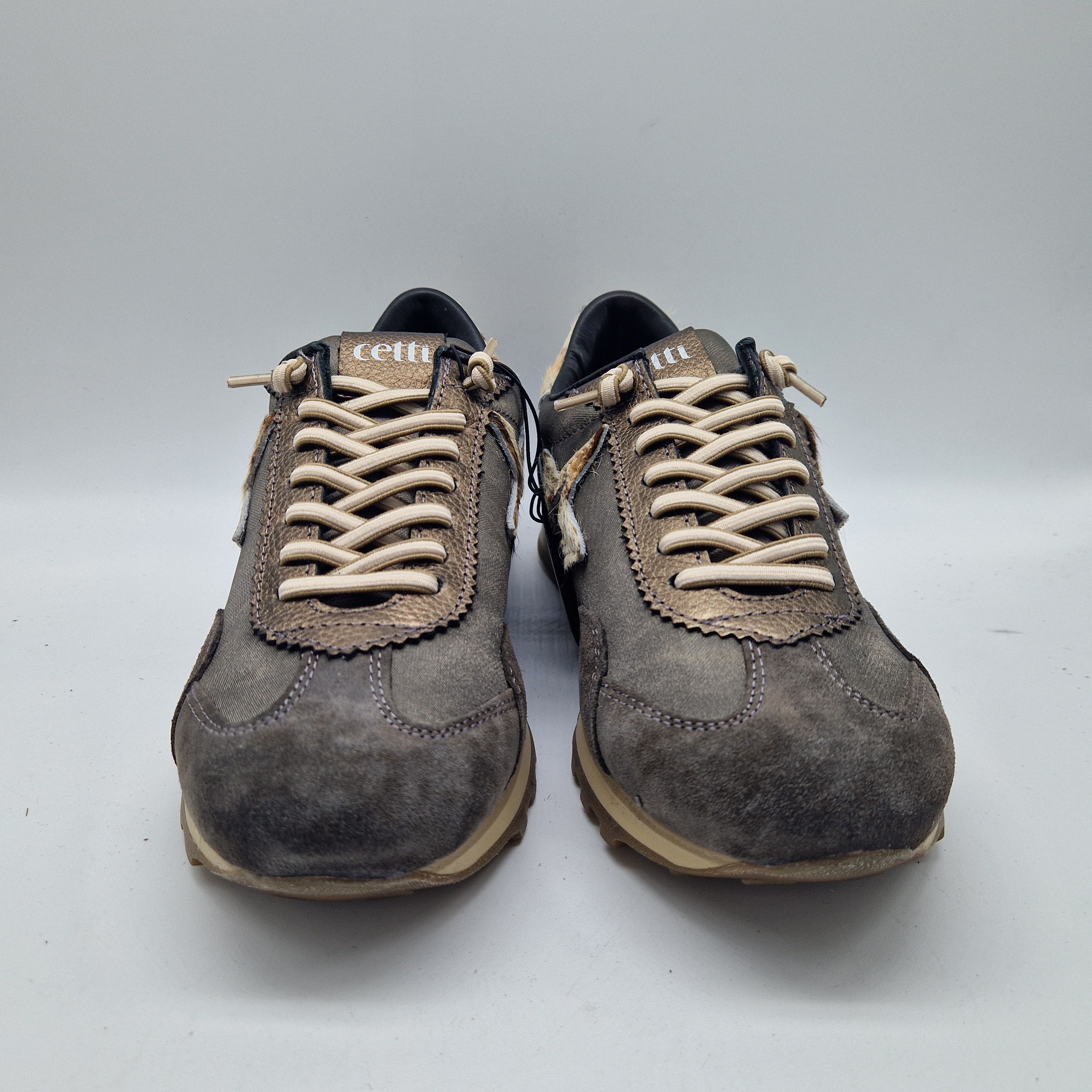 DEPORTIVO EN TONOS GRISES OSCUROS