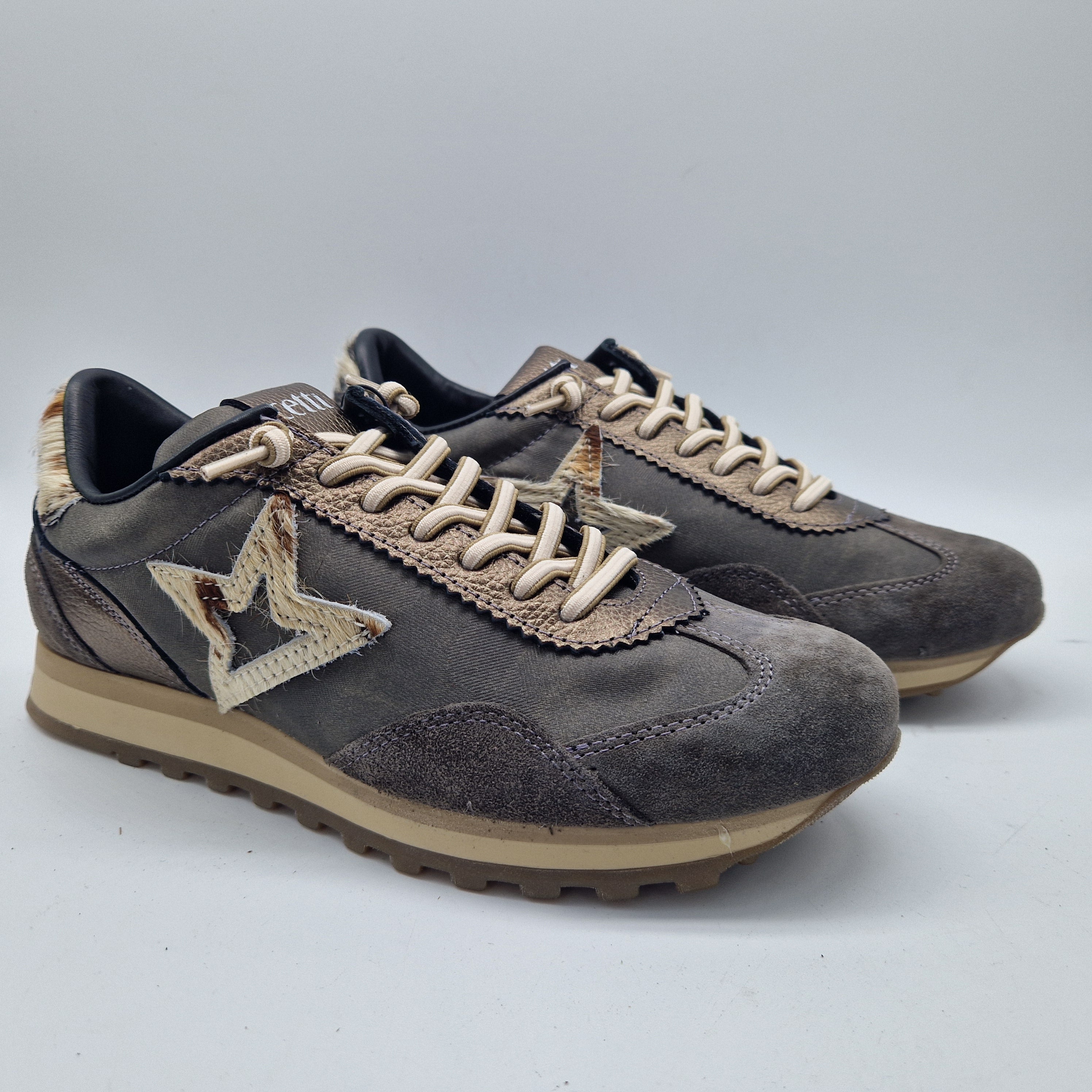 DEPORTIVO EN TONOS GRISES OSCUROS