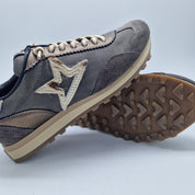 DEPORTIVO EN TONOS GRISES OSCUROS