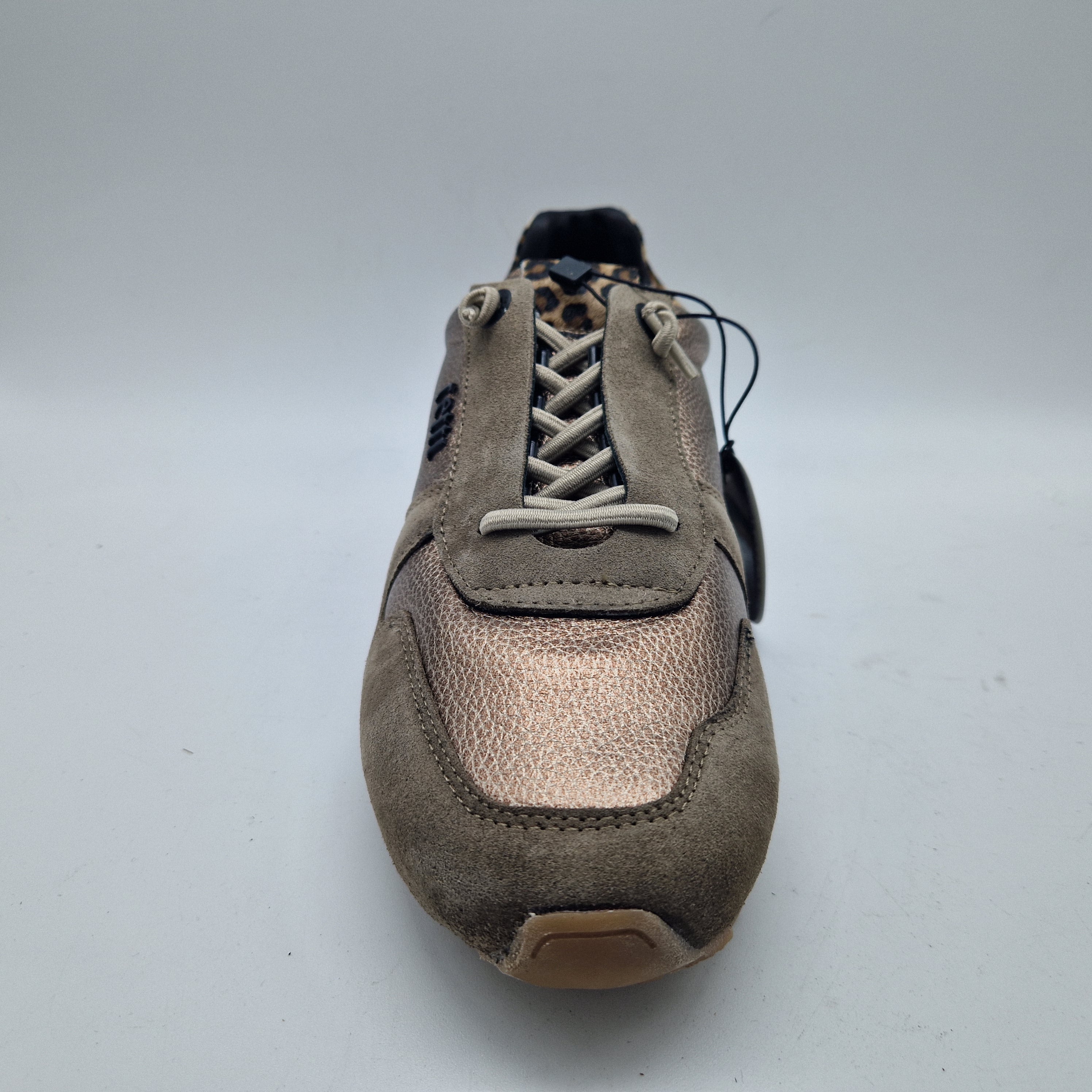 DEPORTIVO DE PISO FINO EN TONOS TAUPE