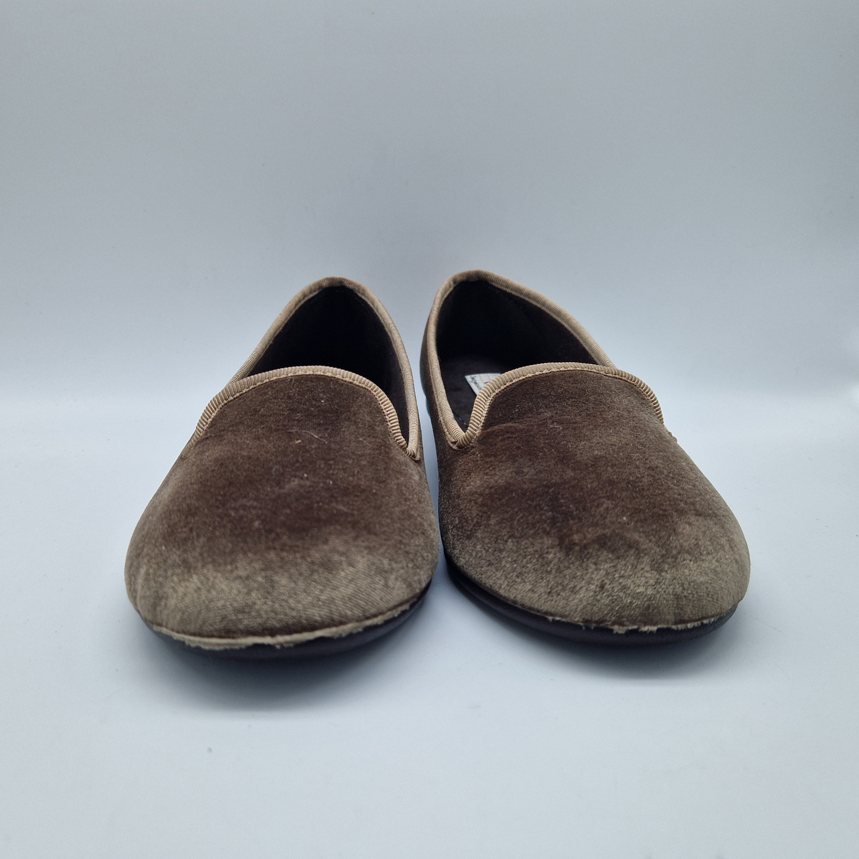 COPETE EN TERCIOPELO TAUPE