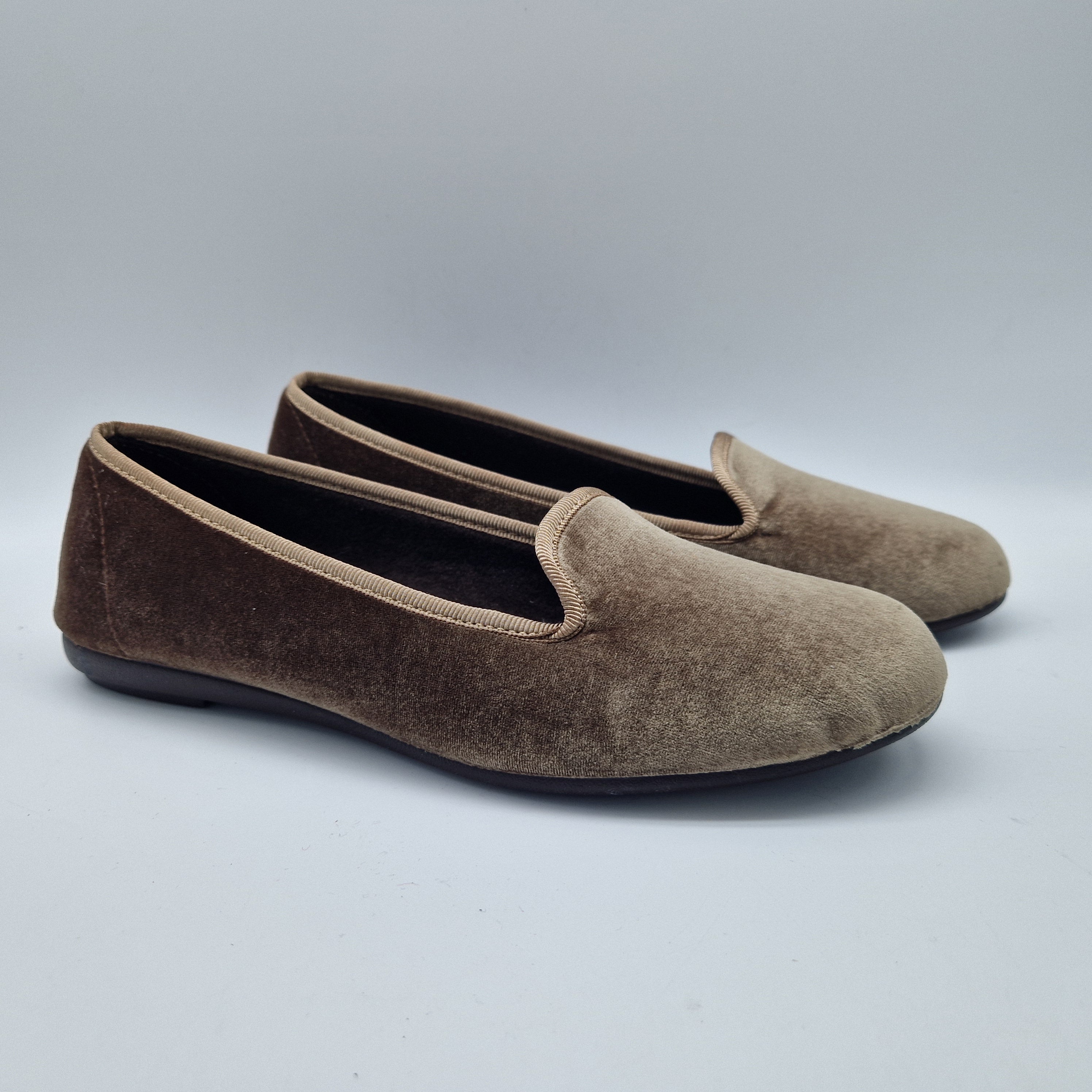 COPETE EN TERCIOPELO TAUPE