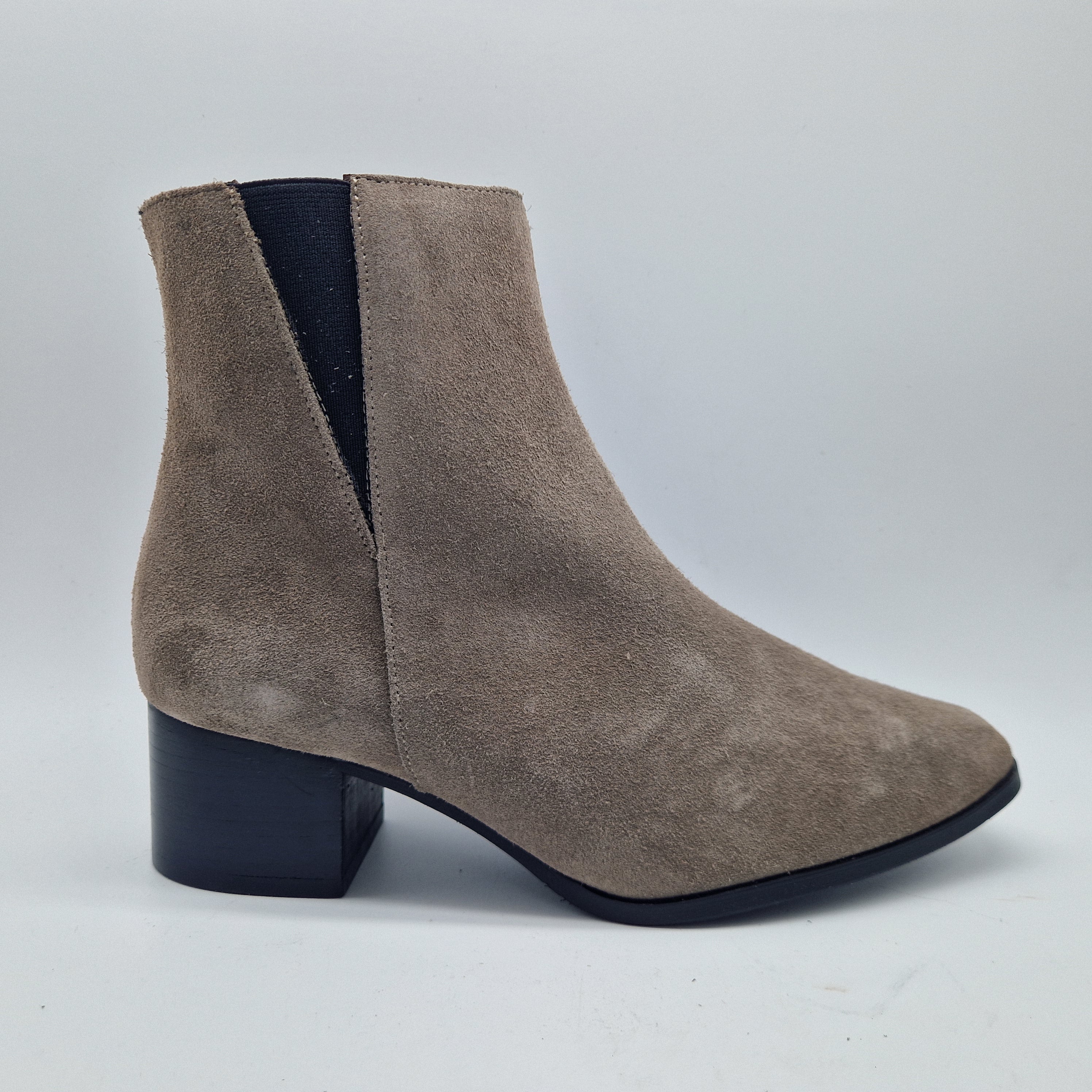70941-BOTINCONELASTICOENSERRAJETAUPE.jpg