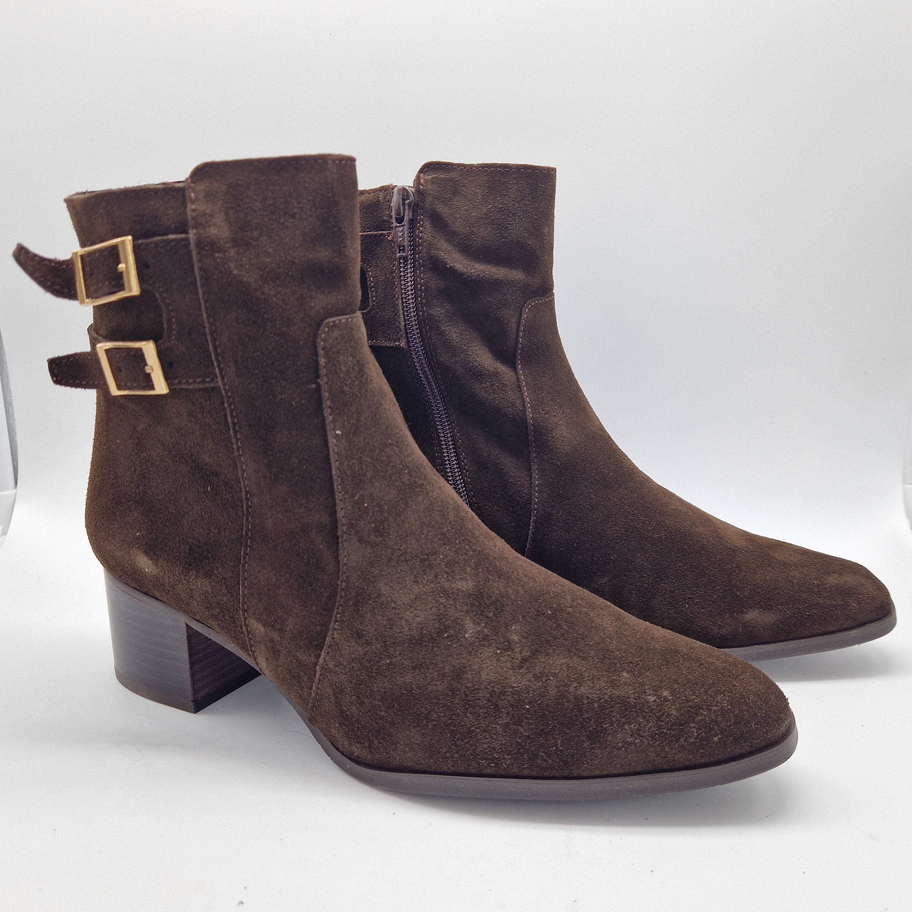 BOTÍN EN SERRAJE MARRÓN