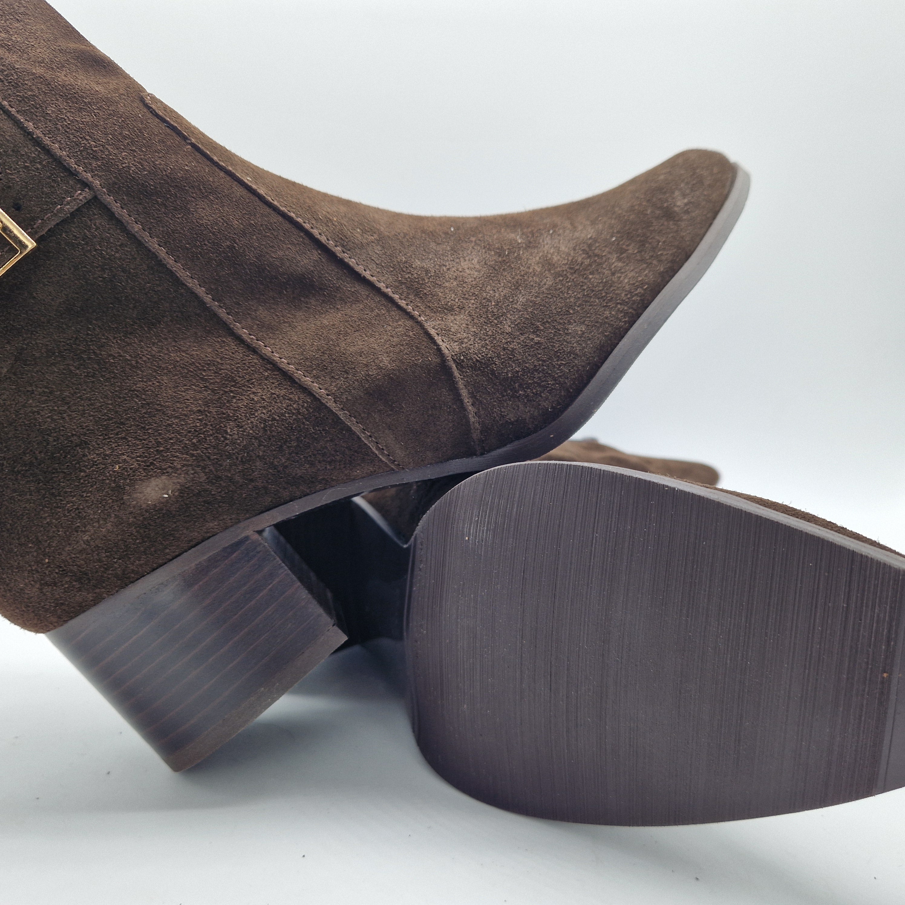 BOTÍN EN SERRAJE MARRÓN