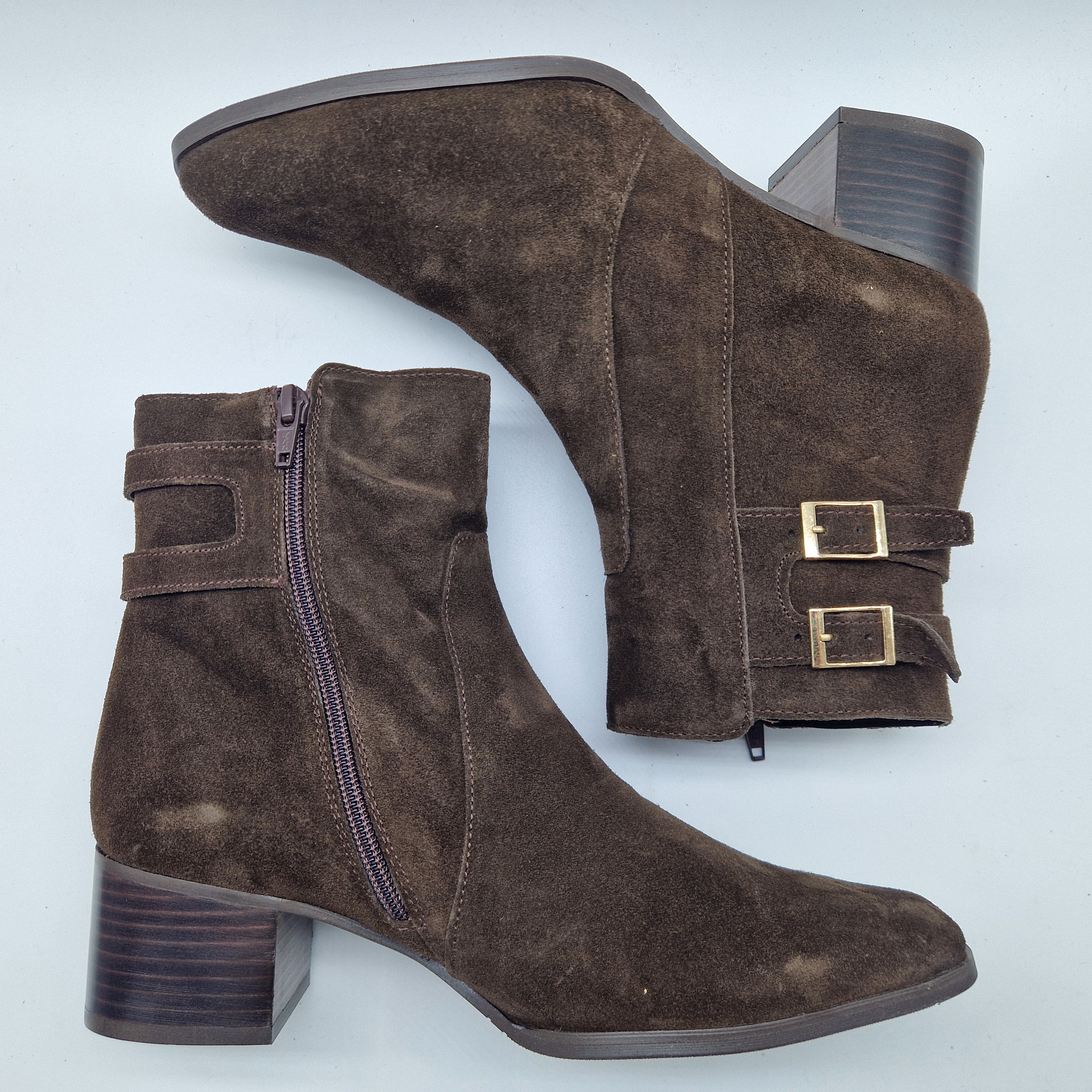 BOTÍN EN SERRAJE MARRÓN