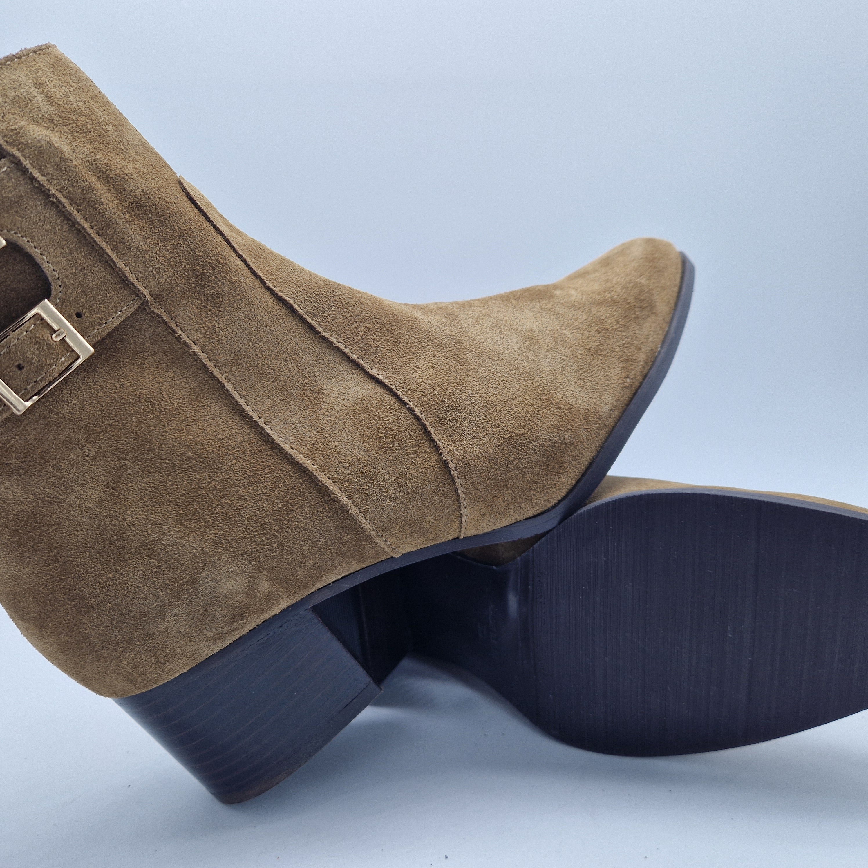 BOTÍN EN SERRAJE CUERO